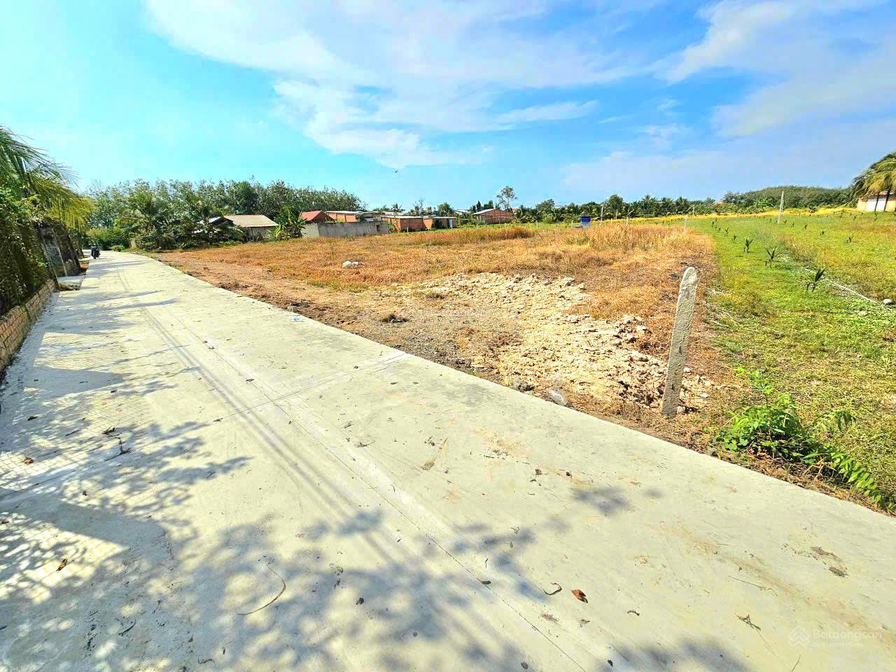 Gần 300m2 full thổ cư. Đường bê tông. Gần chợ. 650tr