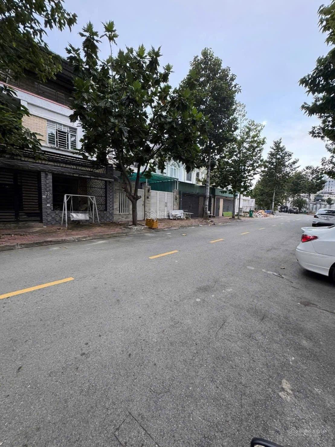 Nhà KDC Hiệp Thành 3_ Nhà 1 trệt 2 lầu
Ngang 7x20, hướng Tây Nam Giá: 7tyxx (tình trạng nhã cũ)
Gc