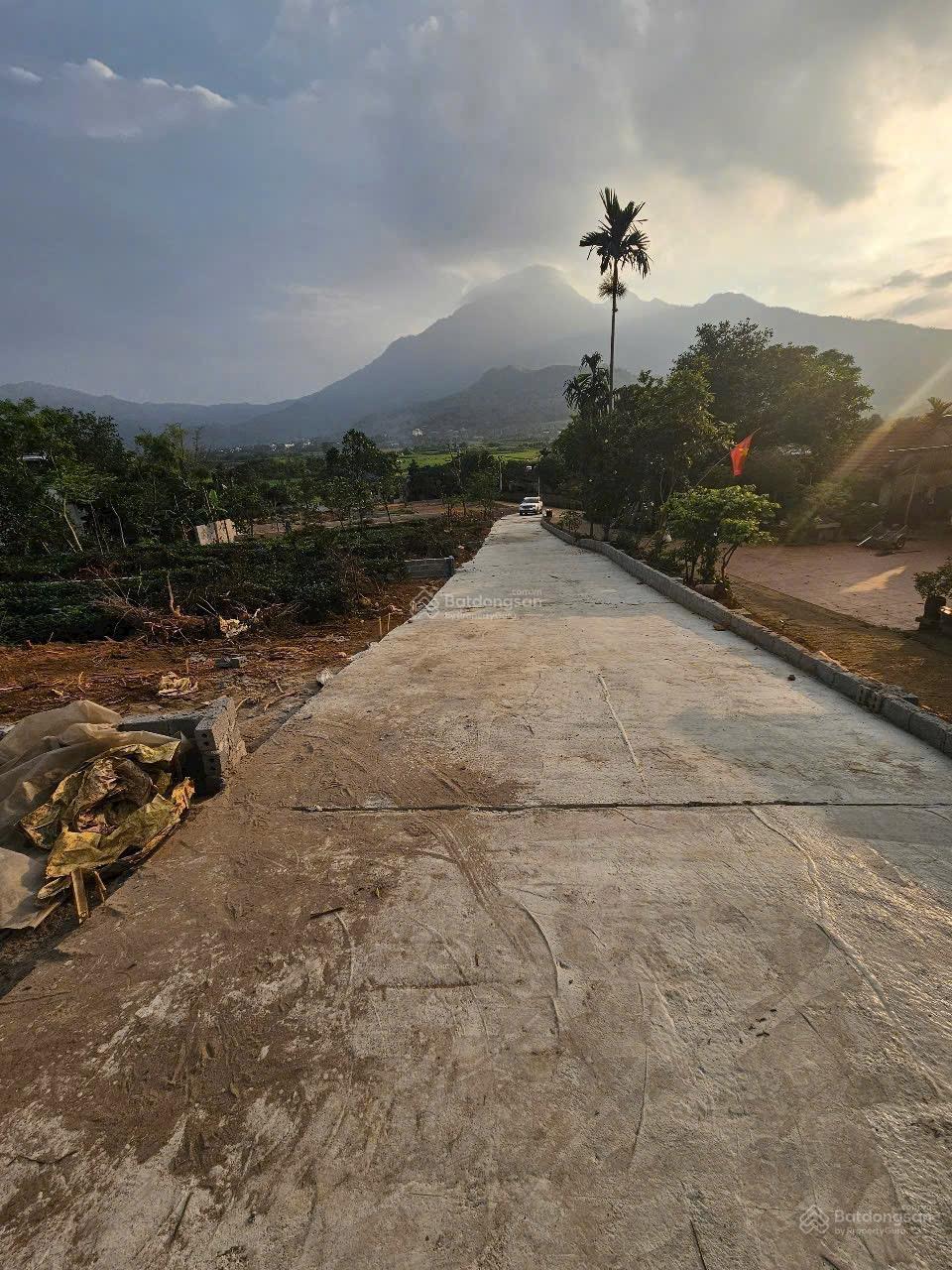 2,1 tỷ sở hữu ngay lô đất đẹp xã Yên Bài. 301m2 có 150m thổ cư, đường rộng đã xây ranh giới rõ ràng