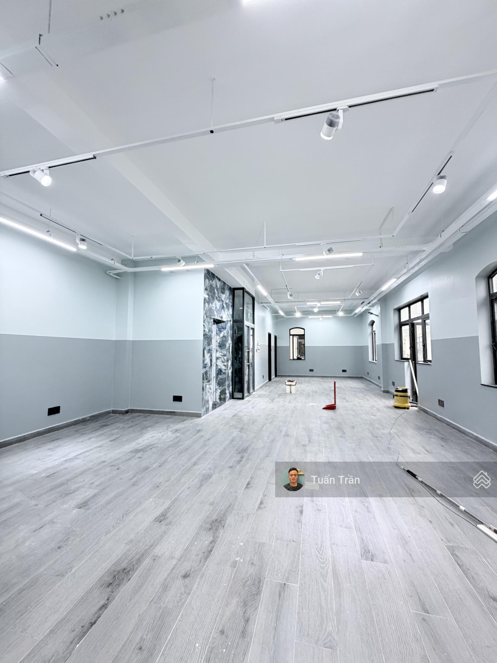Cho thuê biệt thự 4 sàn trống suốt làm VP gần UBND. Dt: 10x20m, có thang máy. Giá 80tr/th