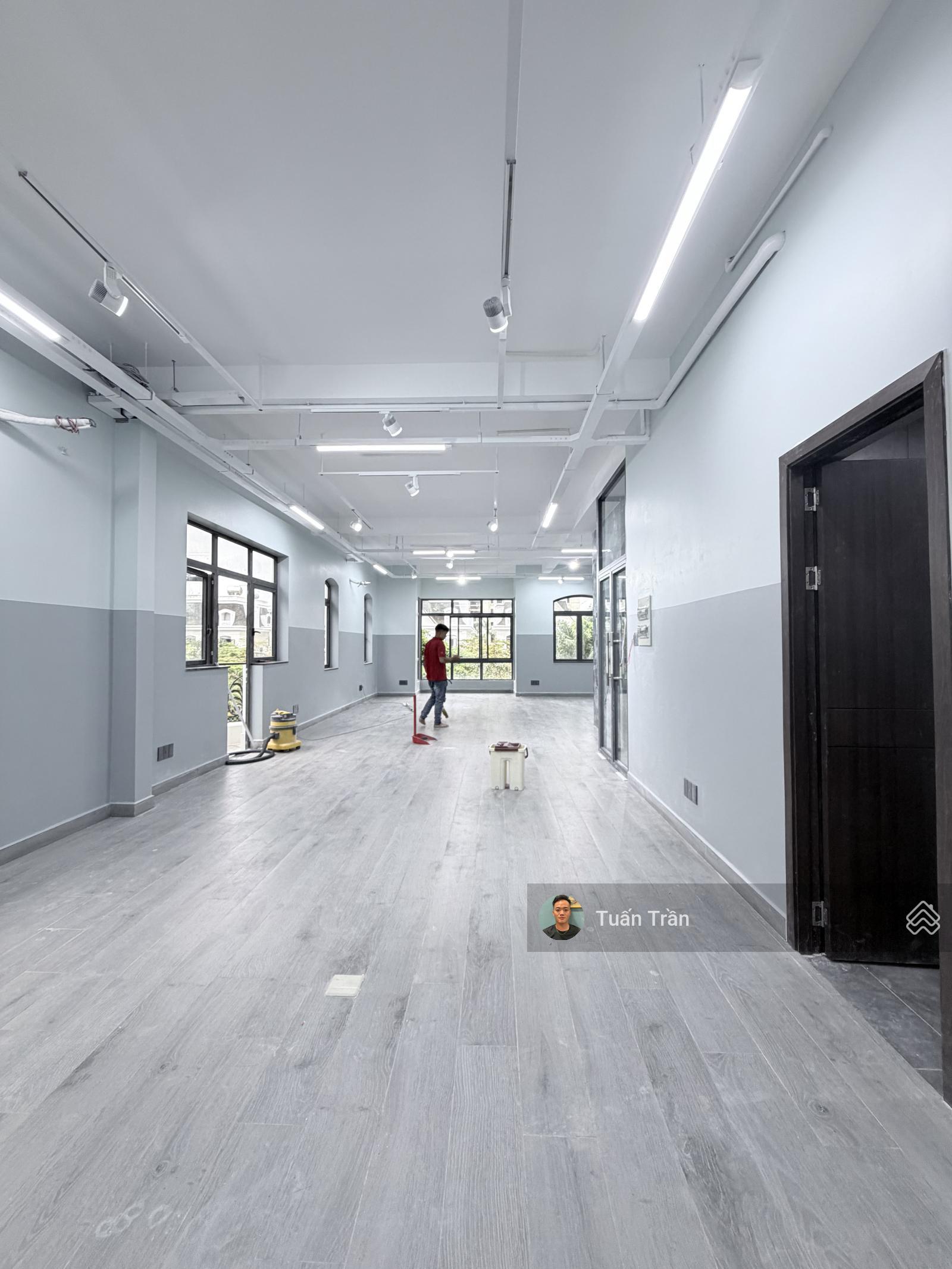Cho thuê biệt thự 4 sàn trống suốt làm VP gần UBND. Dt: 10x20m, có thang máy. Giá 80tr/th
