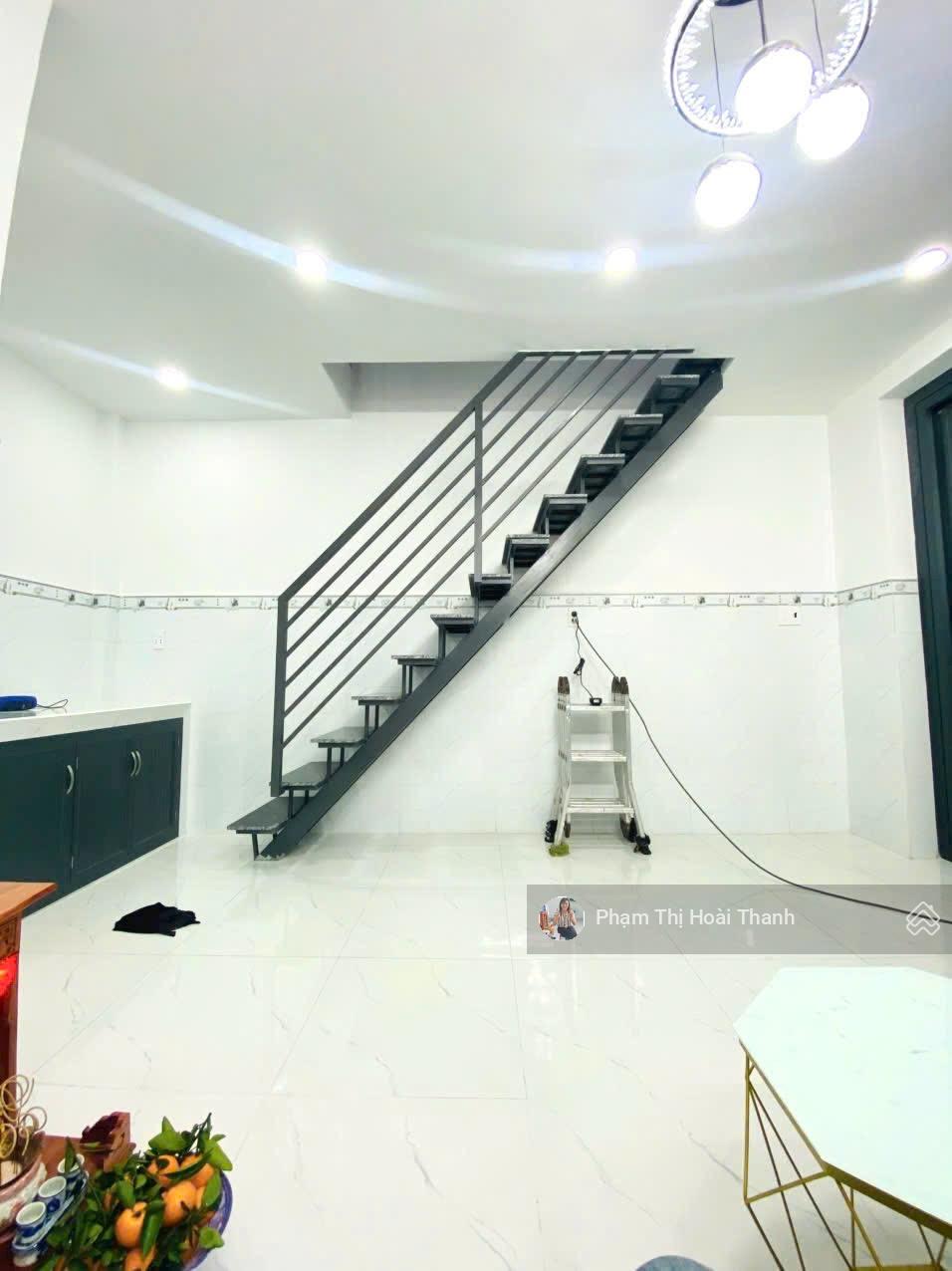 Nhỉnh 2 tỷ có hộ khẩu Sài Gòn. CG. Nhà nhỏ xinh 20m2, 2 tầng, 2pn, ngay sau lưng Vincom Lê Văn Việt Nhỉnh 2 tỷ có hộ khẩu Sài Gòn. CG. Nhà nhỏ xinh 20m2, 2 tầng, 2pn, ngay sau lưng Vincom Lê Văn Việt