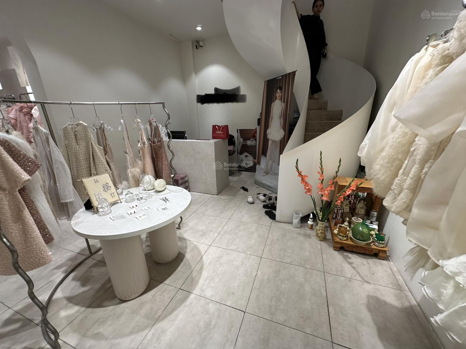 Cho thuê nhà mặt phố Bà Triệu, DT T1: 46m2, T2: 30m2, MT 8m, giá 60tr, LH 0968 896 ***