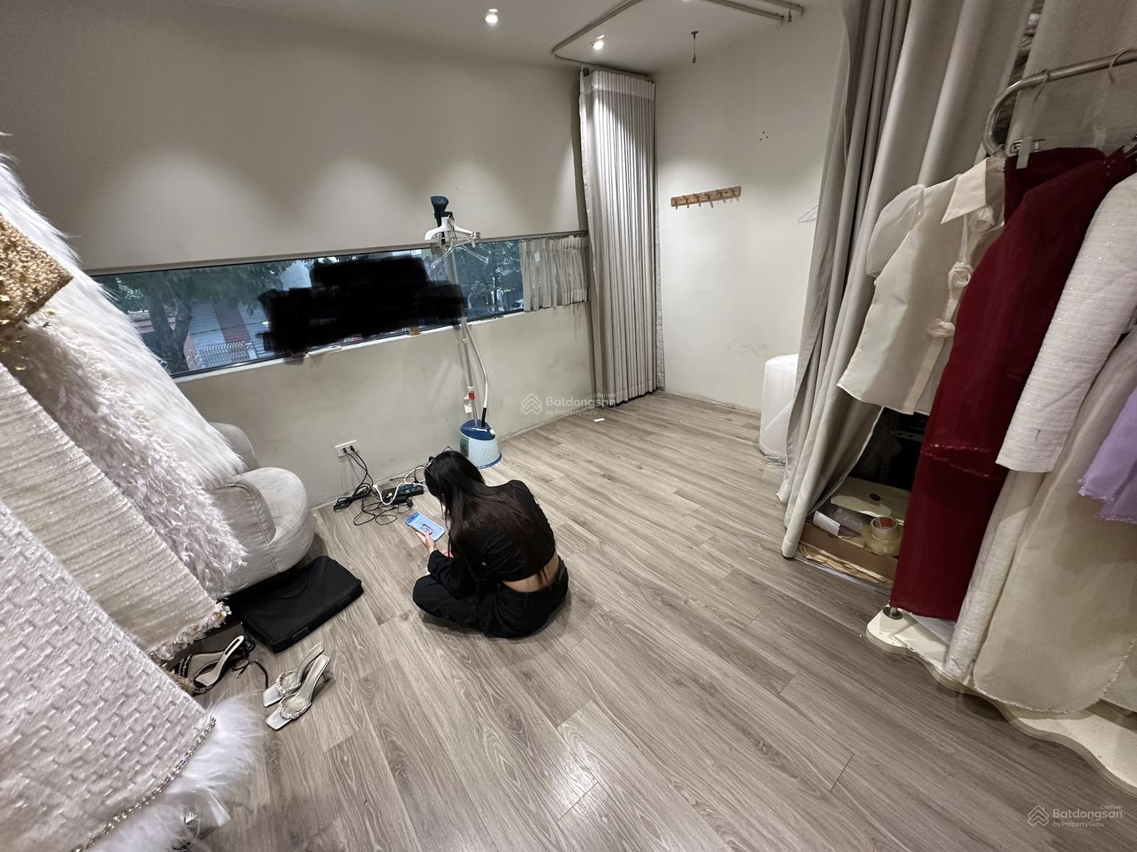 Cho thuê nhà mặt phố Bà Triệu, DT T1: 46m2, T2: 30m2, MT 8m, giá 60tr, LH 0968 896 ***