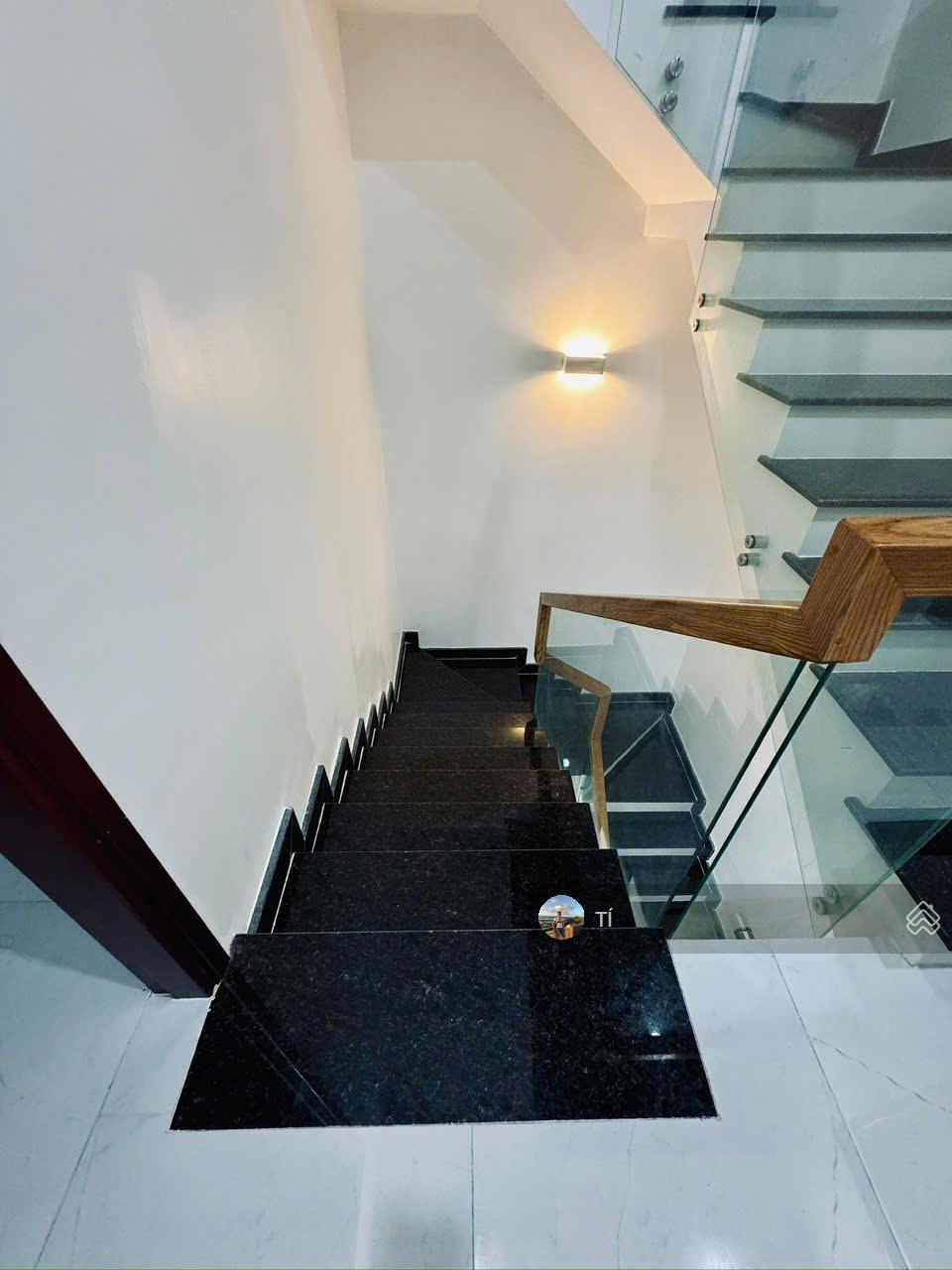 Nhà mới Tô Ký ngay CVPM Quang Trung dt 4x14 trệt 3 lầu giá 5.65 tỷ hxh 4m full nội thất vô ở