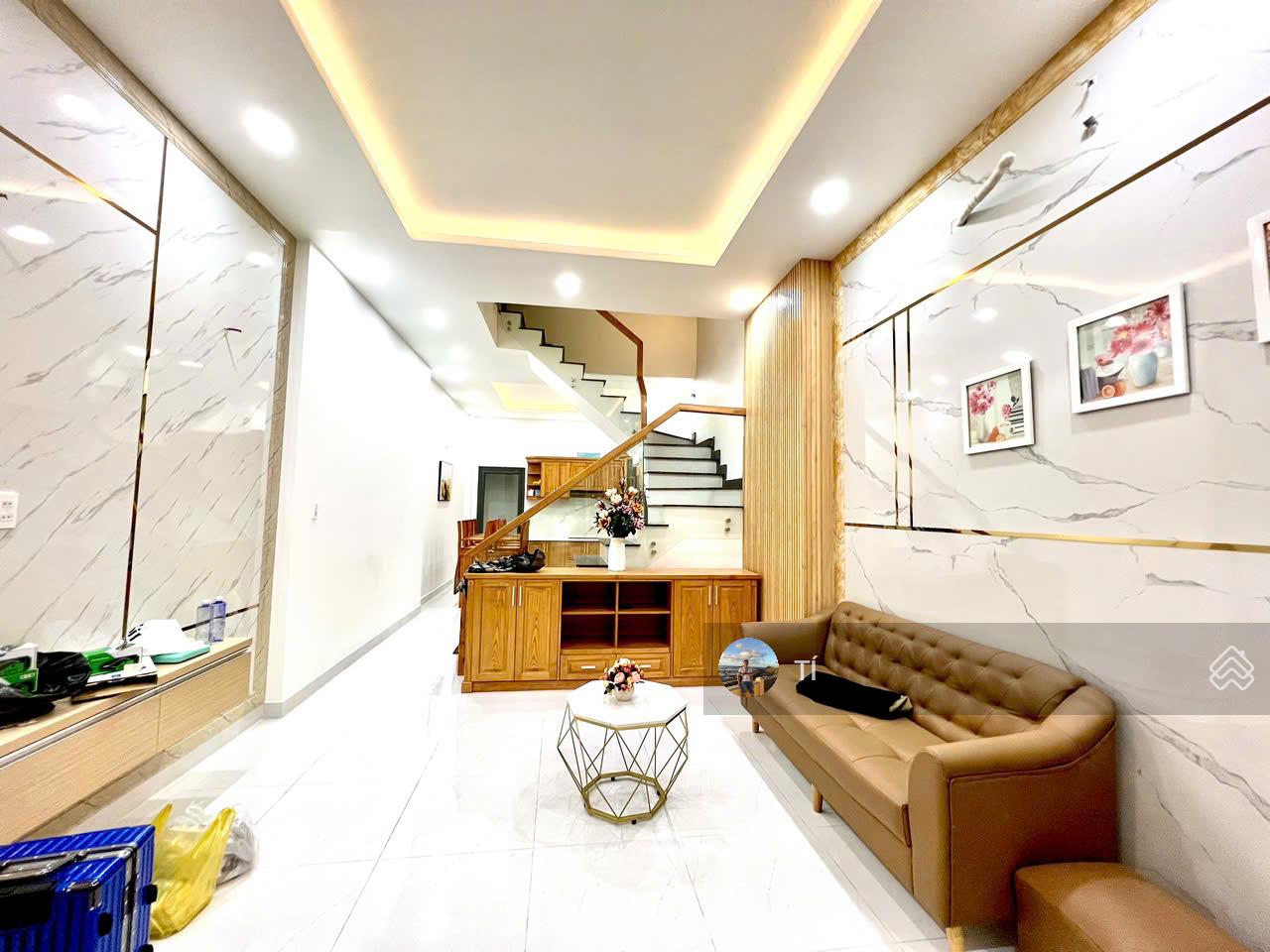 Nhà mới Tô Ký ngay CVPM Quang Trung dt 4x14 trệt 3 lầu giá 5.65 tỷ hxh 4m full nội thất vô ở