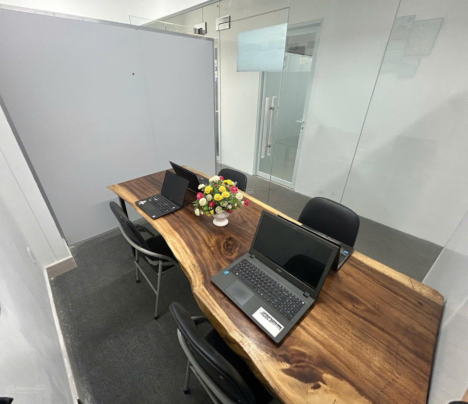 Văn phòng 5 bàn làm việc, trọn gói 4 triệu/th, phòng riêng tặng 01 bảng tên
