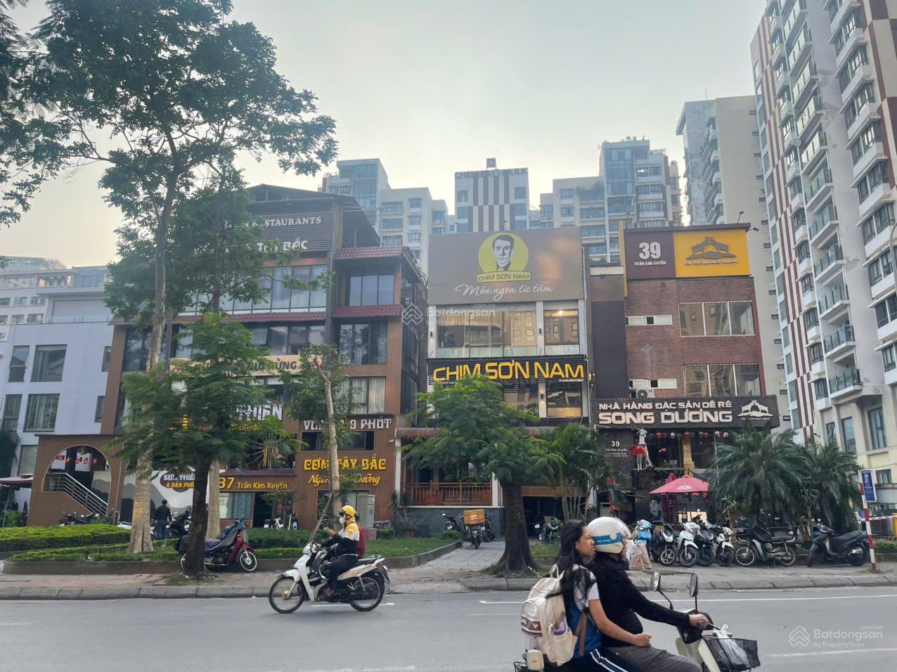 Bán nhà mặt phố Trần Kim Xuyến. Diện tích 153m2 x 5 tầng mặt tiền 9m. Vỉa hè 7m. Giá 114 tỷ Bán nhà mặt phố Trần Kim Xuyến. Diện tích 153m2 x 5 tầng mặt tiền 9m. Vỉa hè 7m. Giá 114 tỷ