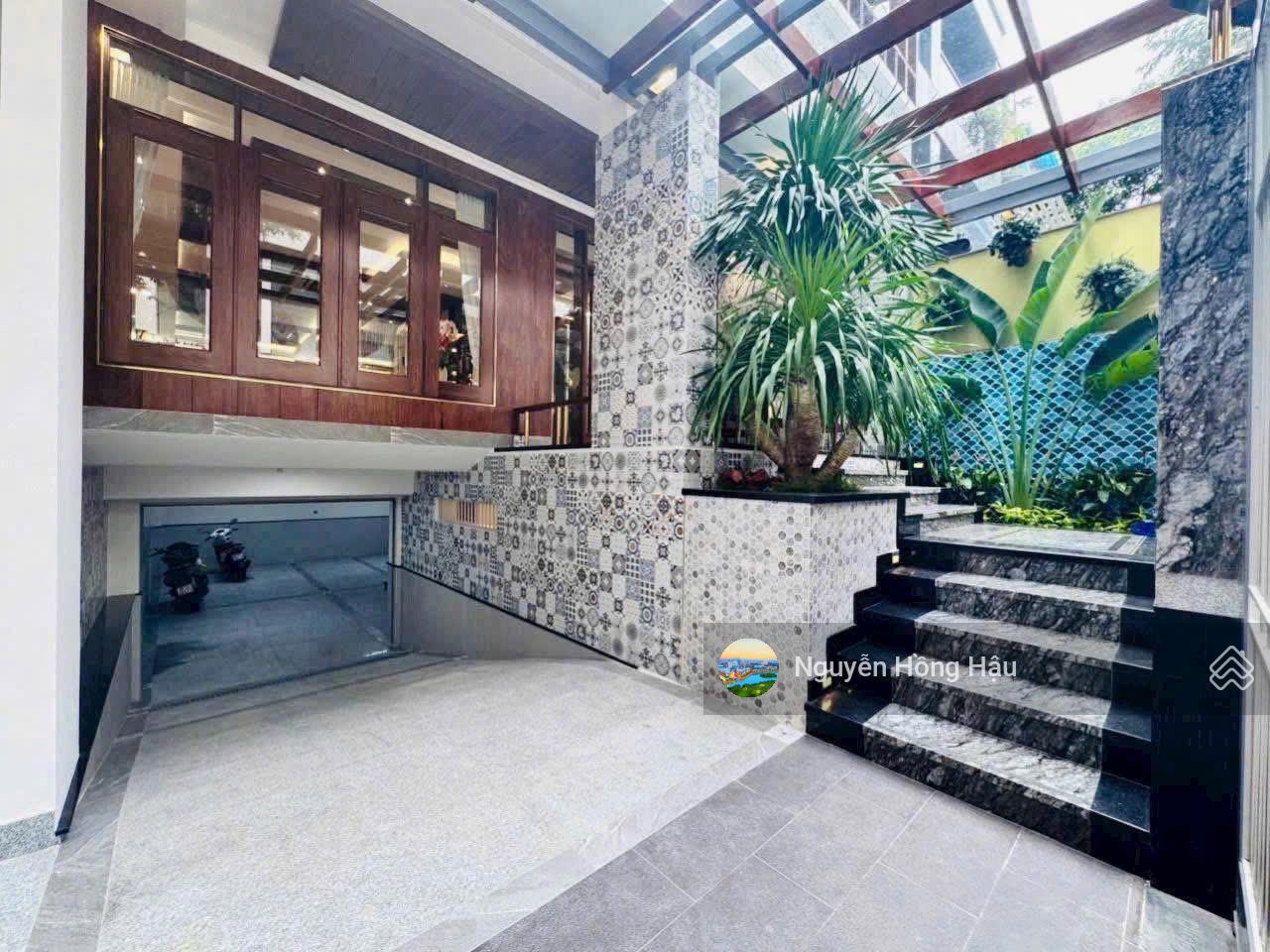 Cần bán biệt thự Phú Mỹ Hưng nhà siêu đẹp có hầm thang máy, giá bán 51 tỷ