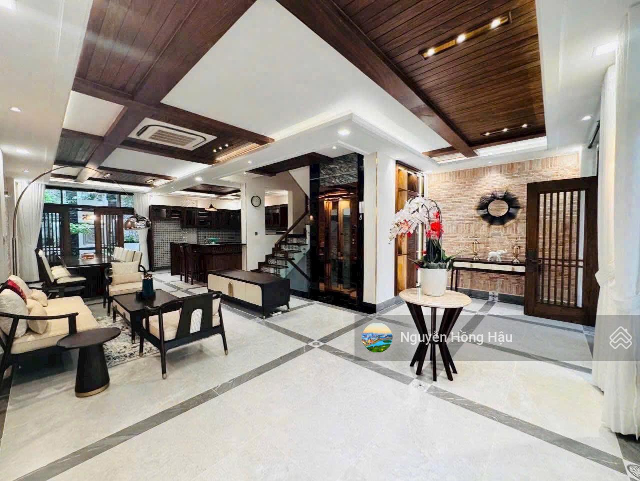 Cần bán biệt thự Phú Mỹ Hưng nhà siêu đẹp có hầm thang máy, giá bán 51 tỷ