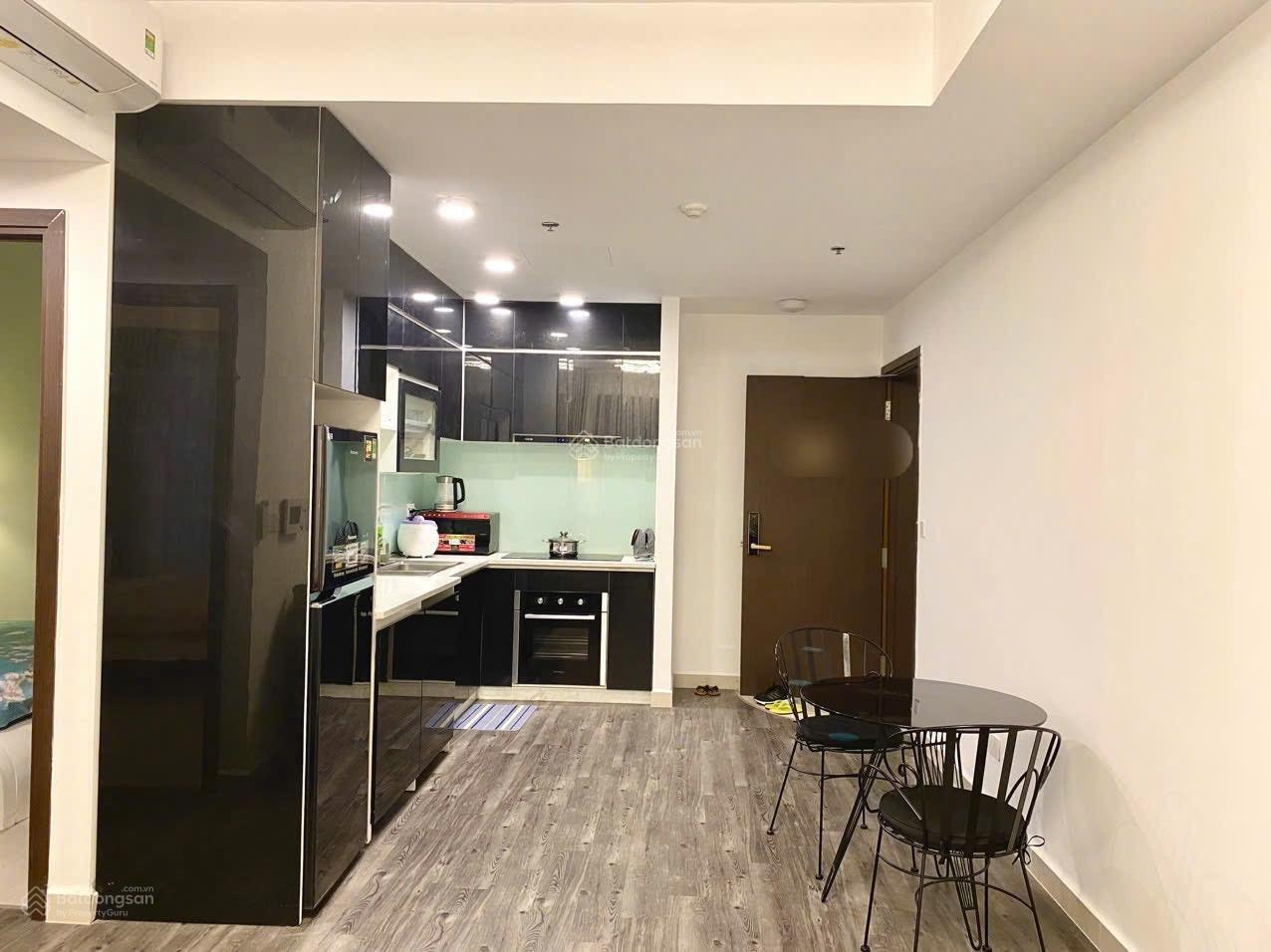 Tresor 2PN 1WC giá 20tr - có ban công view sông Bến Vân Đồn 0339 587 *** em Hải