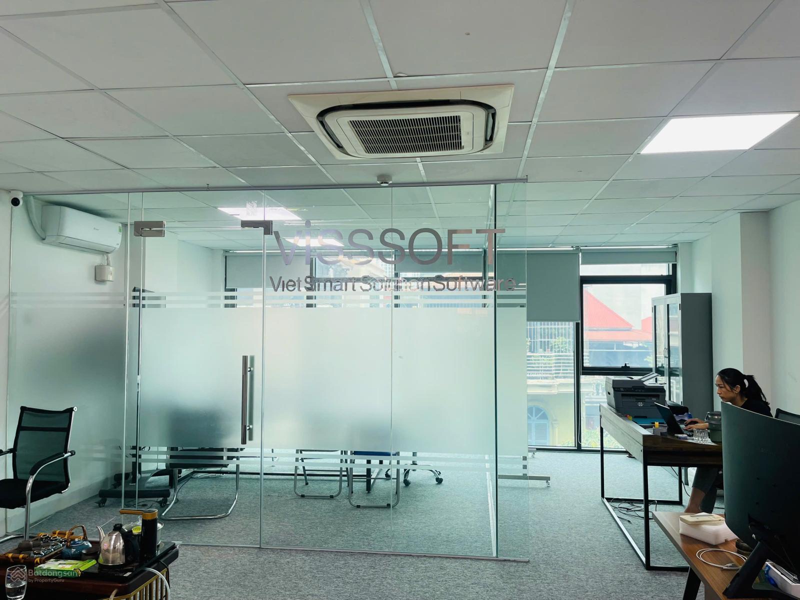 Sang nhượng văn phòng 150m2 tại mặt phố Tô Vĩnh Diện - Thanh Xuân giá rẻ chỉ 20tr/tháng