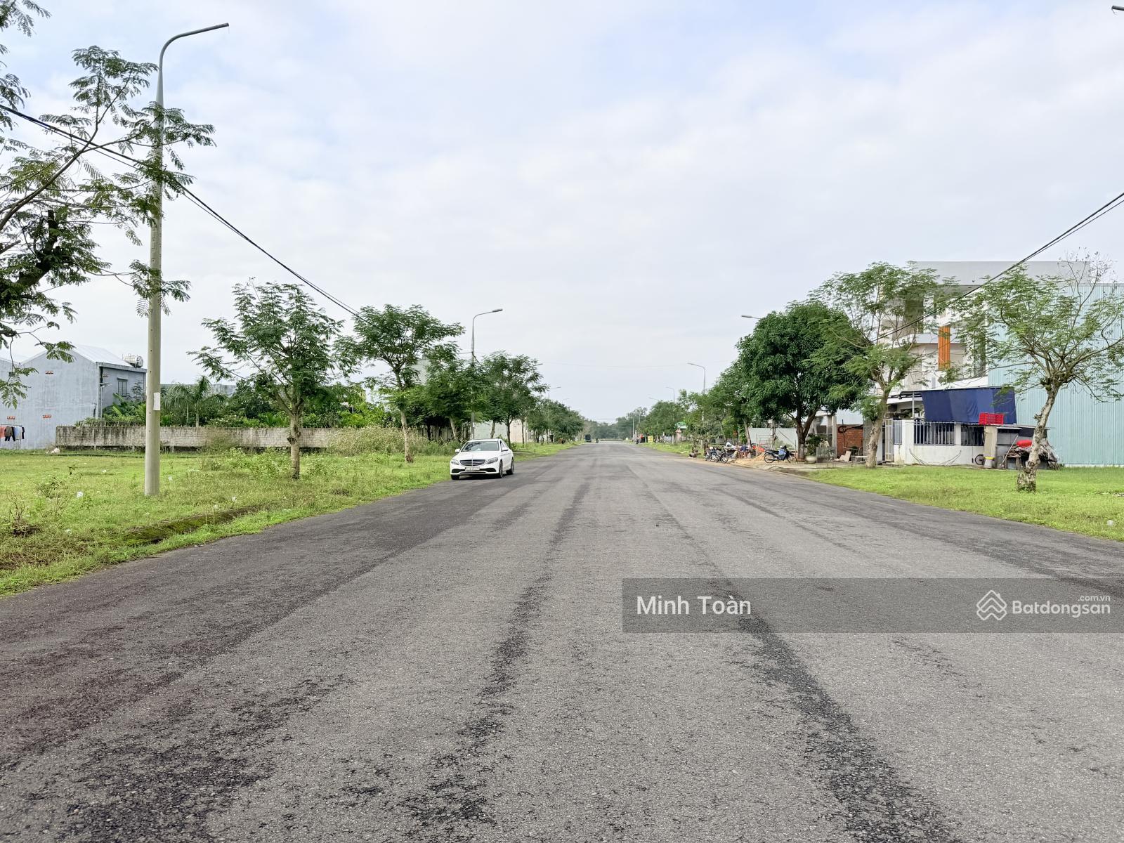 Mặt tiền đường 27m lô sạch đẹp, đối diện cổng chợ Điện Ngọc