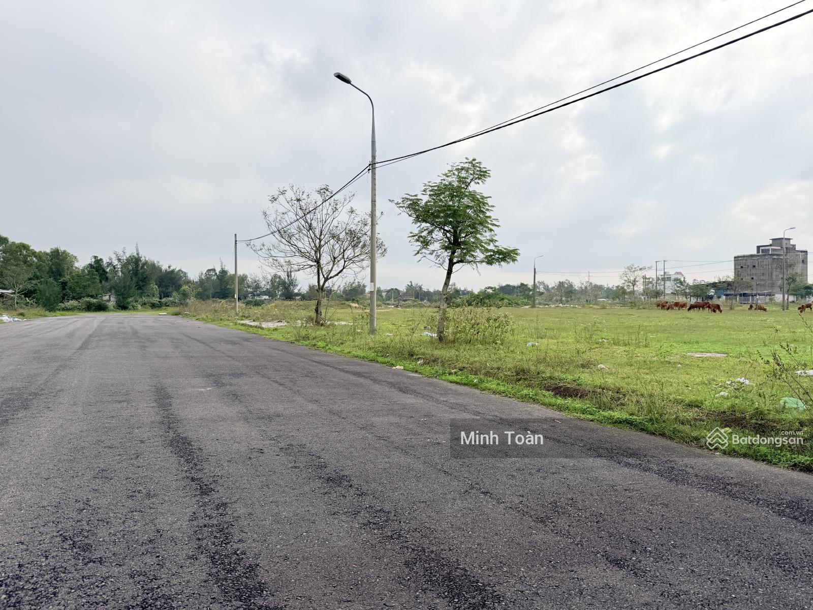 Mặt tiền đường 27m lô sạch đẹp, đối diện cổng chợ Điện Ngọc