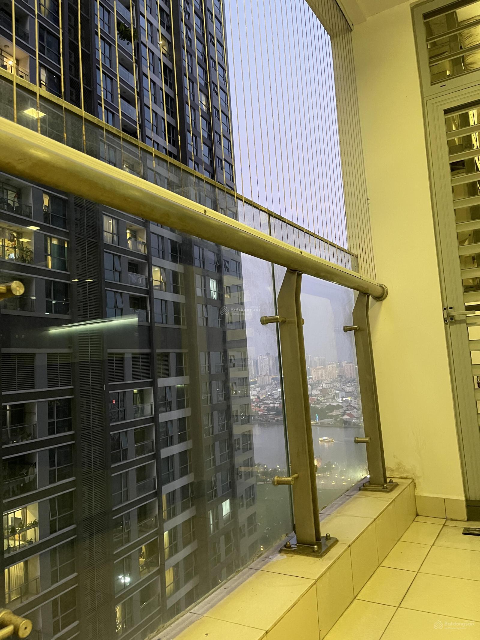 Do định cư nước ngoài cần bán lại căn 2PN, 2WC Park 3,Tầng 23 Vinhome Central Park LH 0901 001 ***