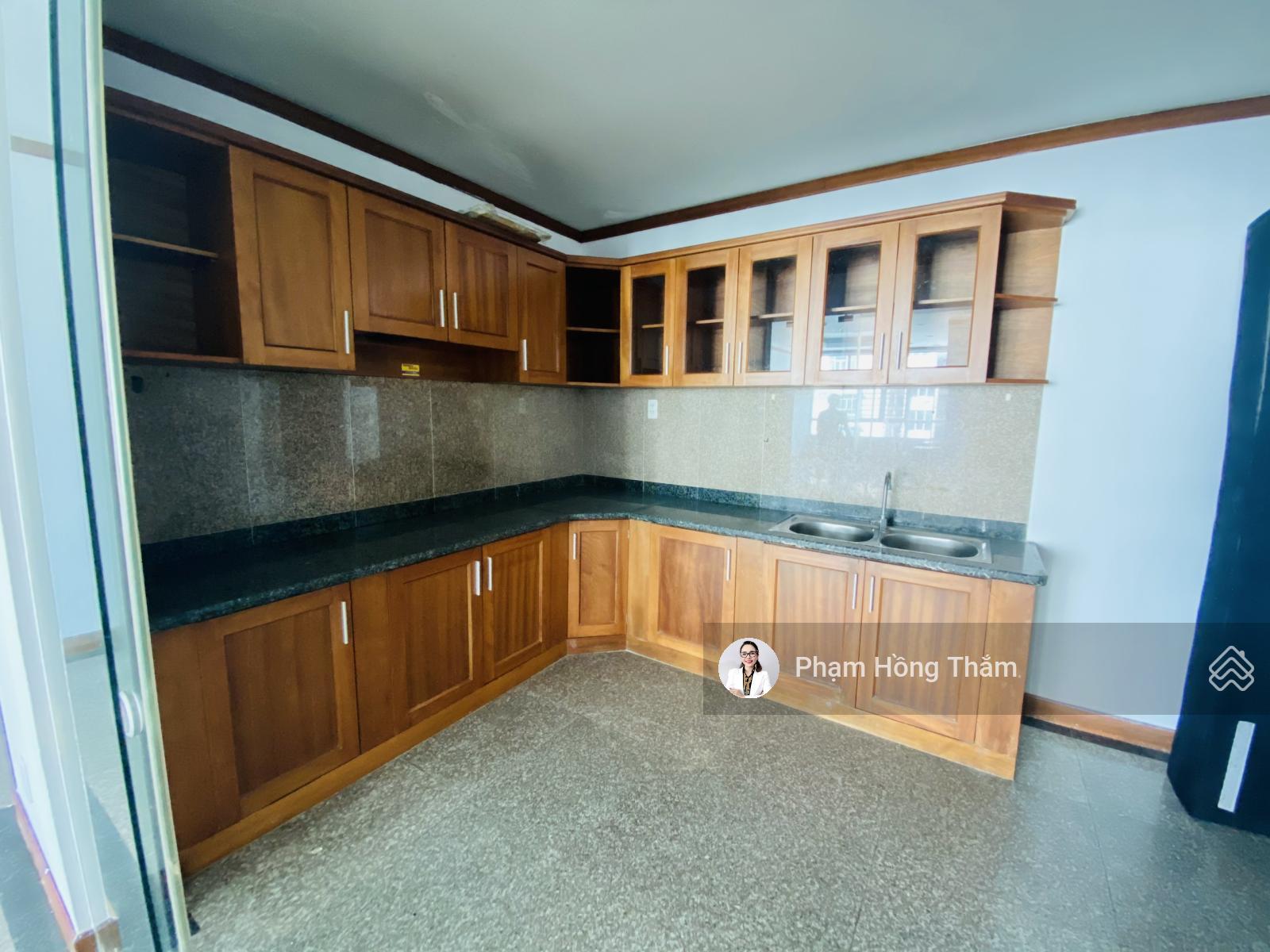 Cho thuê CH Giai Việt, DT 150m2, 3PN, 2WC, nhà sạch đẹp, trống, giá 15tr/th. LH 0933 888 *** - Thắm