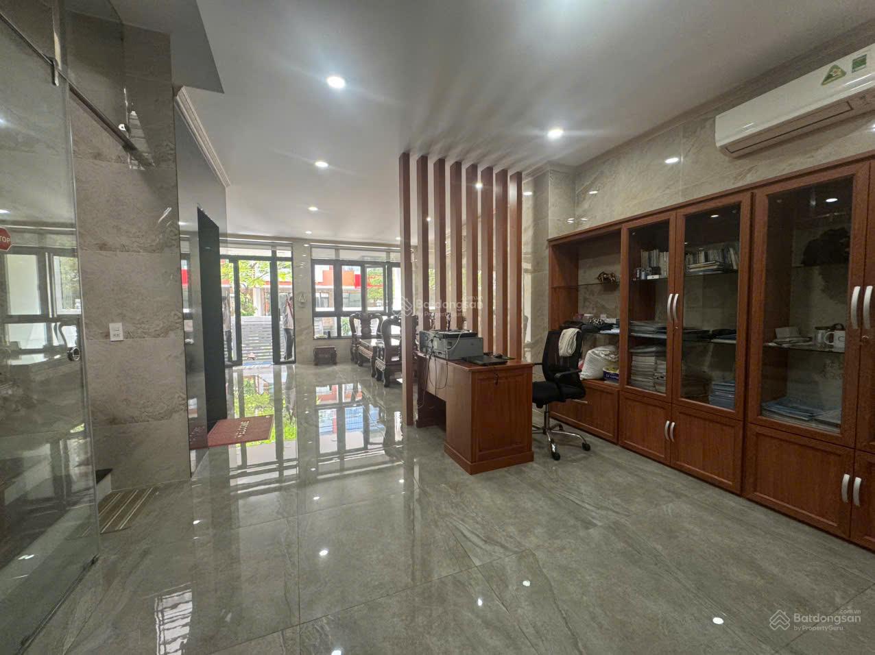 Văn phòng tầng trệt DT 6 x 17m,ngăn sẵn kính,nội thất máy lạnh giá chỉ 11 triệu Văn phòng tầng trệt DT 6 x 17m,ngăn sẵn kính,nội thất máy lạnh giá chỉ 11 triệu