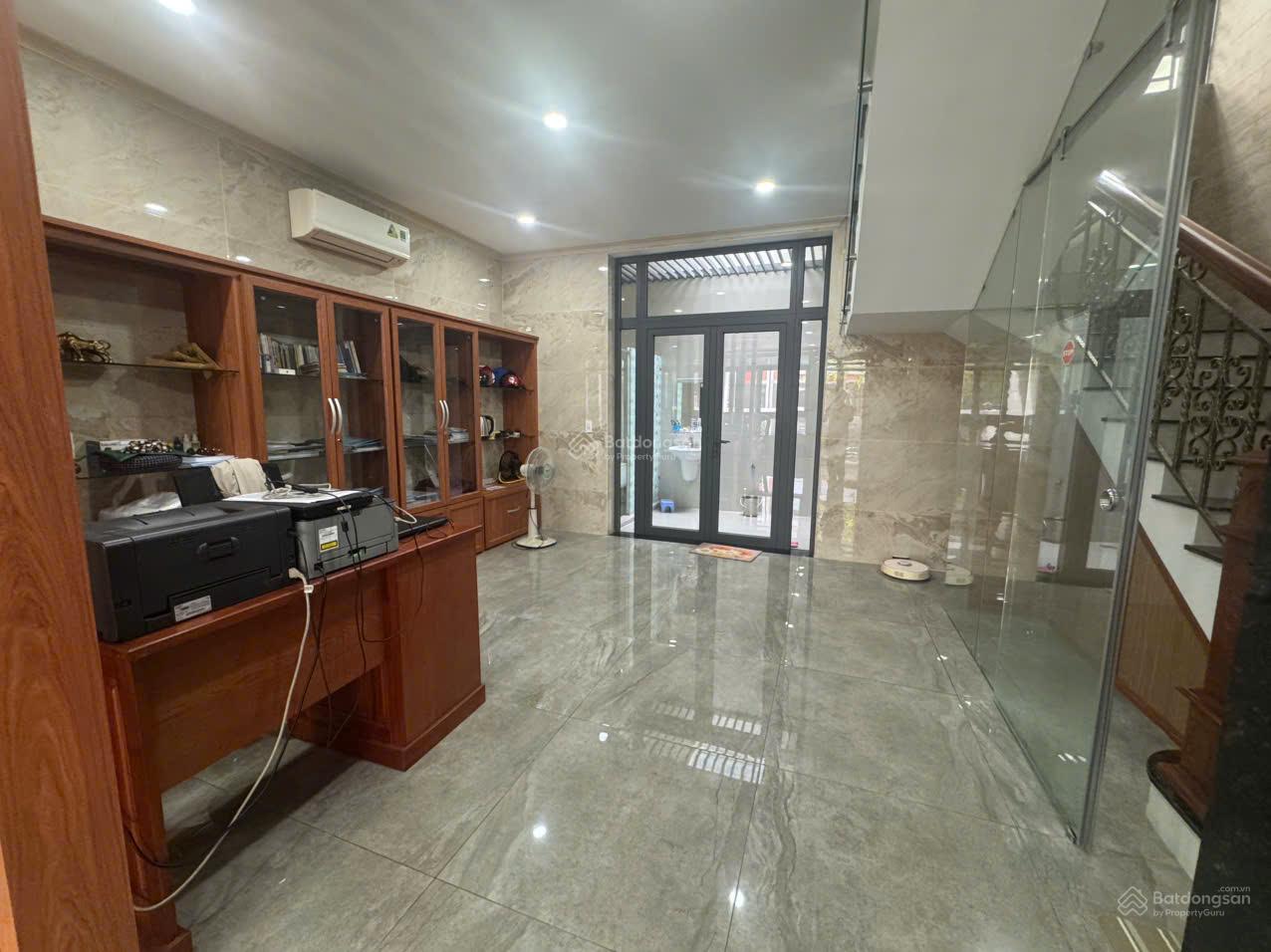 Văn phòng tầng trệt DT 6 x 17m,ngăn sẵn kính,nội thất máy lạnh giá chỉ 11 triệu Văn phòng tầng trệt DT 6 x 17m,ngăn sẵn kính,nội thất máy lạnh giá chỉ 11 triệu