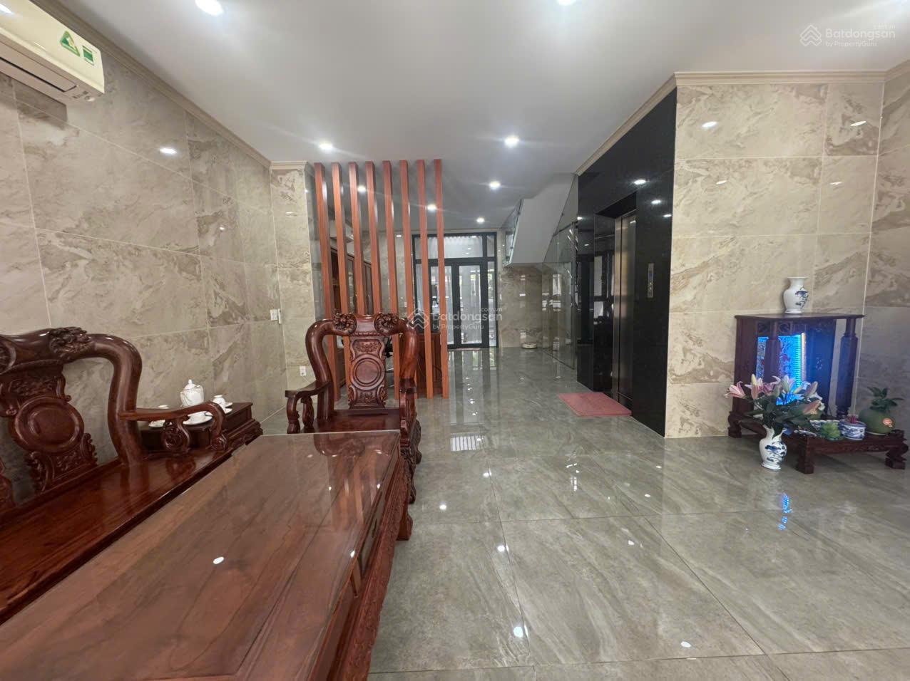 Văn phòng tầng trệt DT 6 x 17m,ngăn sẵn kính,nội thất máy lạnh giá chỉ 11 triệu