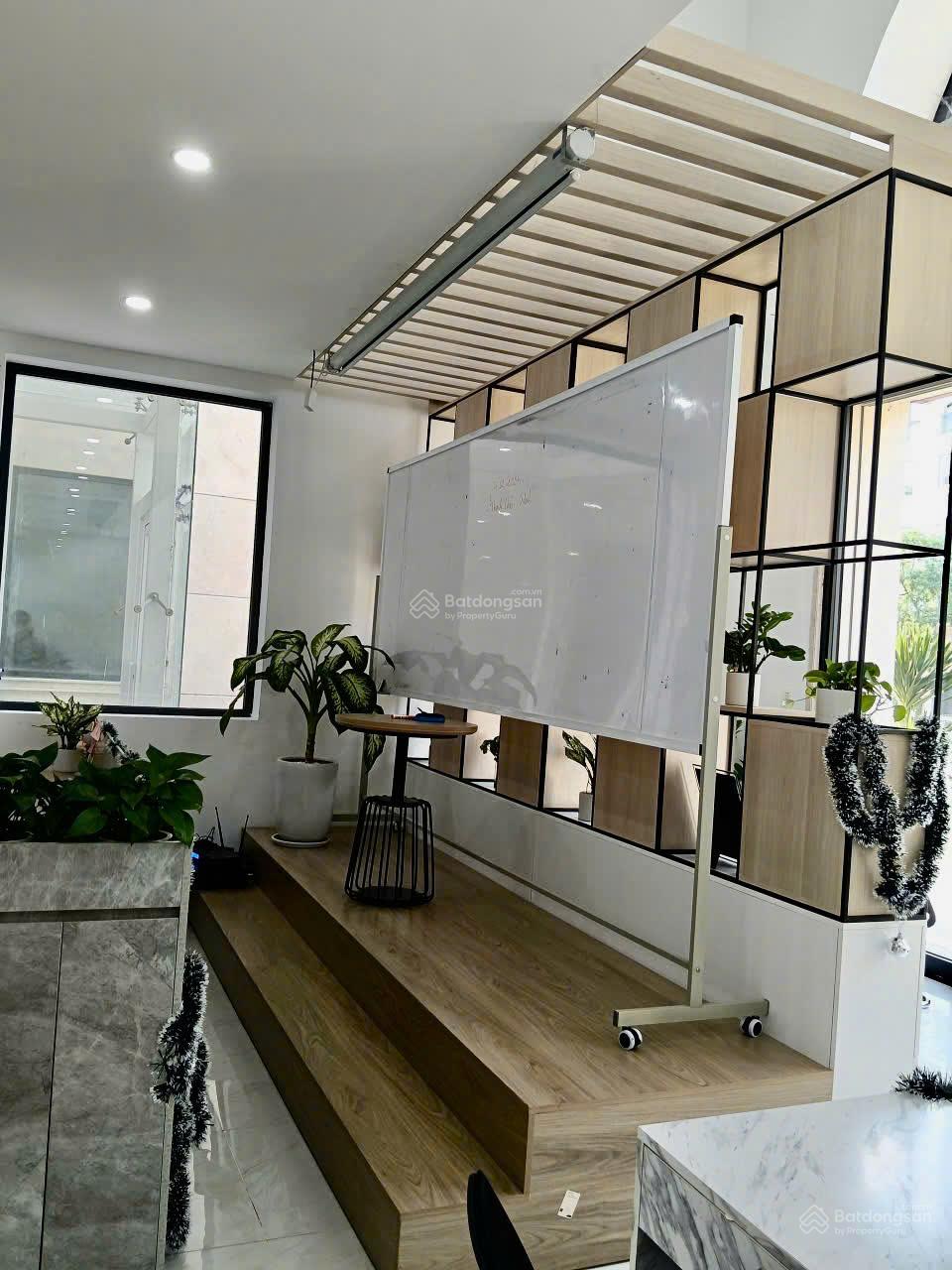 Văn phòng (Trệt + 1 lầu ) , DT 7 x 22m full nội thất ,vị trí đắc địa ,giá đã bao gồm VAT