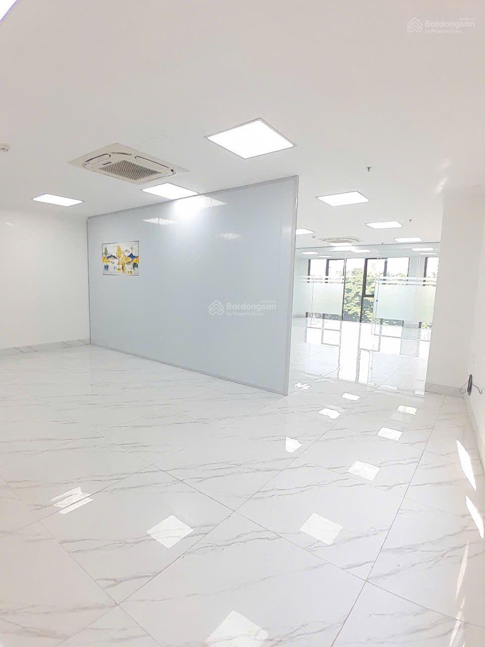 CẦN CHO THUÊ VĂN PHÒNG QUẬN 5 GẦN VÒNG XOAY PHAN ĐÌNH PHÙNG. DT 130M2 GIÁ CHỈ 29TR/ THÁNG ĐÃ PHÍ