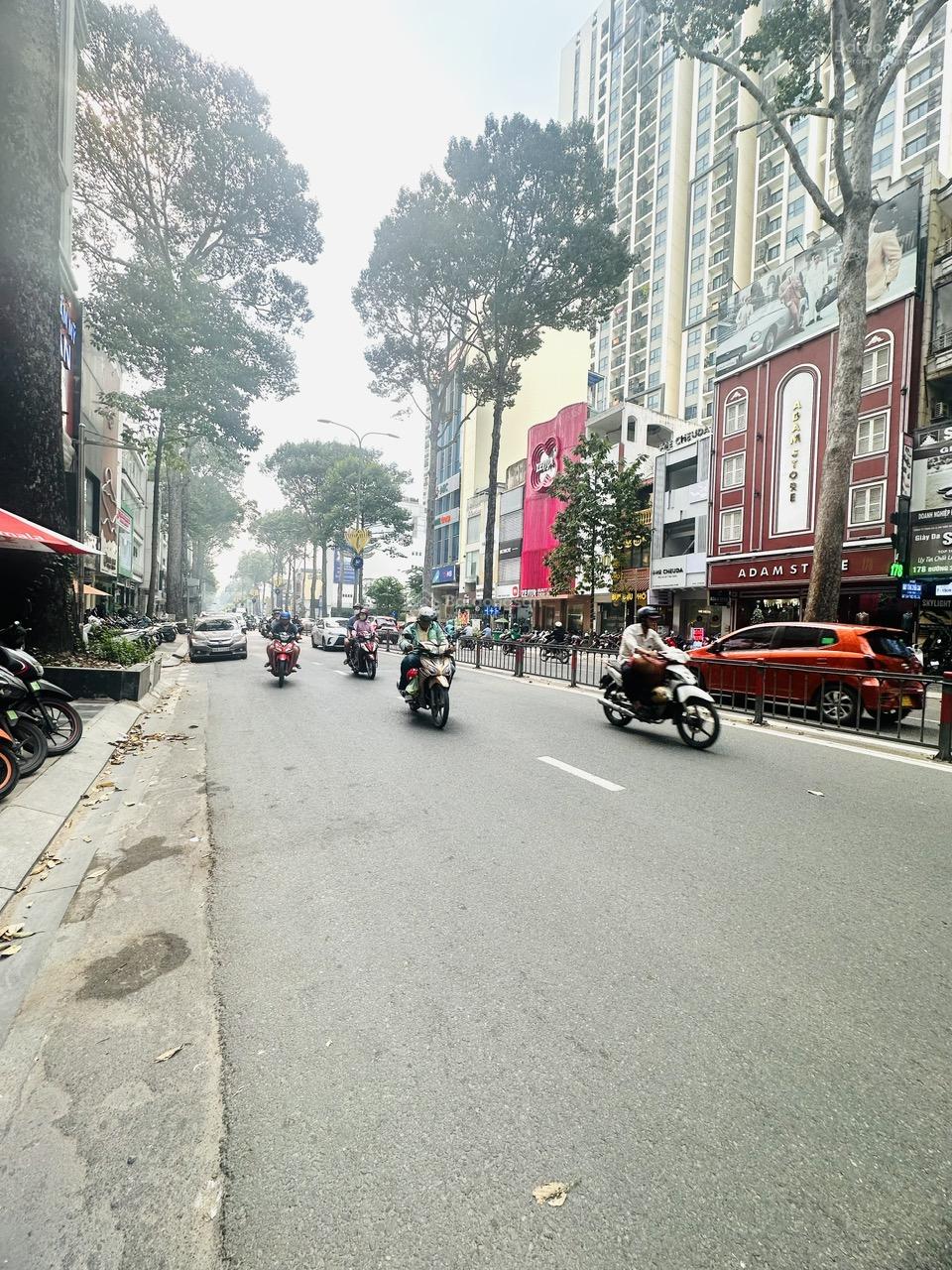 Cho thuê nhà mặt tiền đường 3 Tháng 2 P11 Quận 10 - DT 4x20 - trệt suốt - giá 30 triệu - 0979 282 ***