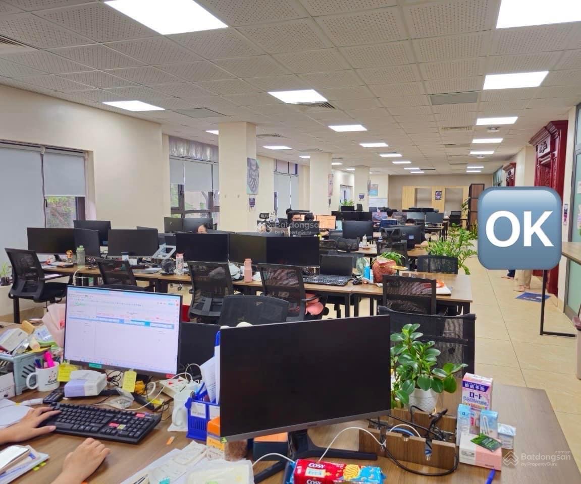 Cho thuê biệt thự sân vườn Thành Phố Giao Lưu, Phạm Văn Đồng 240 m2 4 tầng mới đẹp