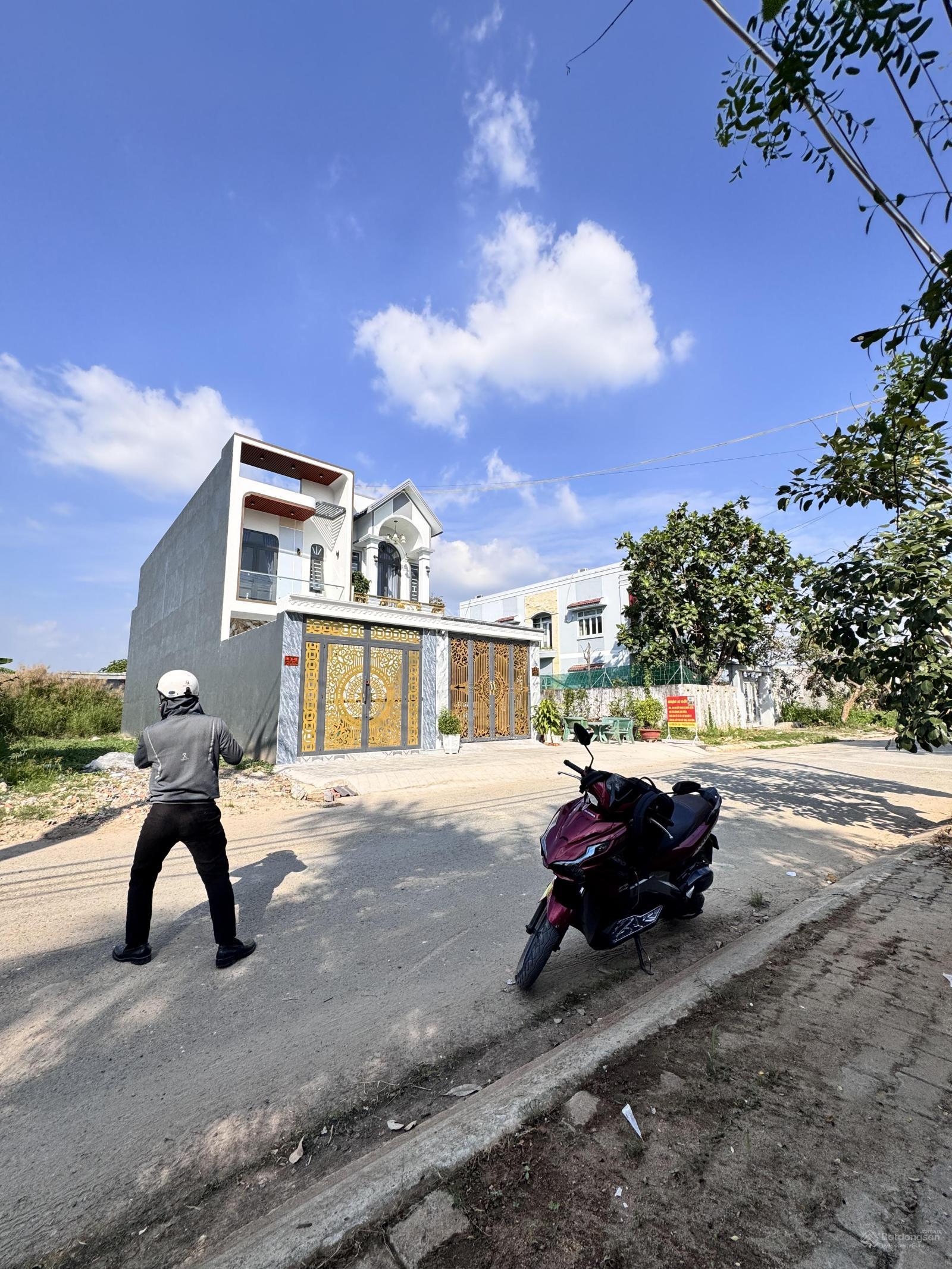 Nhà 1 trệt 1 lầu khu dân cư Trần Anh đối diện công viên giá 3tỷ2 đường 12m sát Hóc Môn