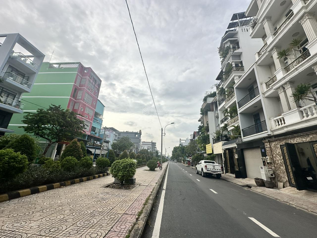 Bán nhà MT đường Hiền Vương - P. Phú Thạnh - DT: 7x20m - Cấp 4 - giá: 19.5 tỷ TL