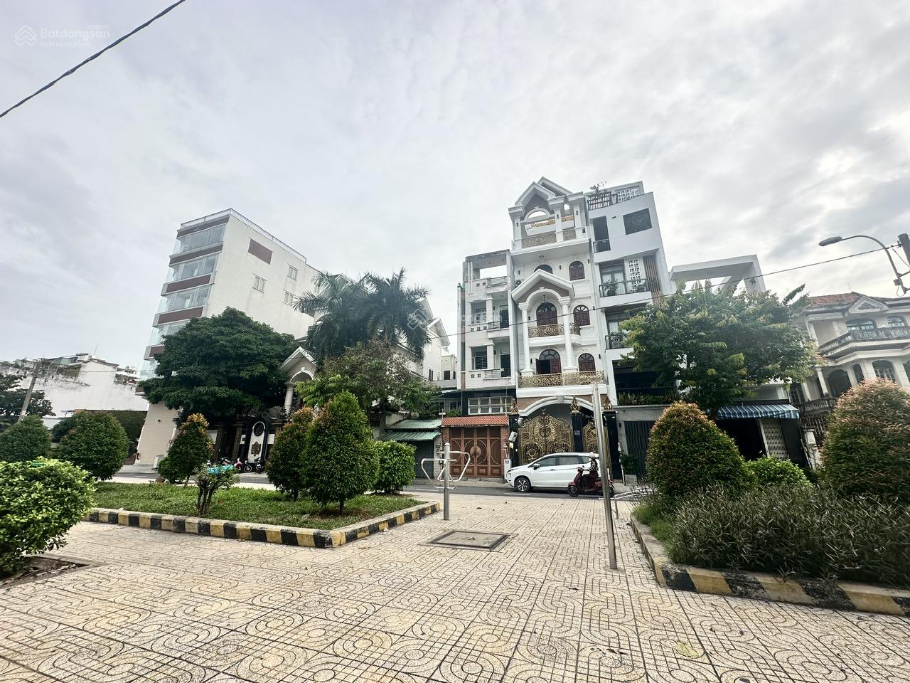 Bán nhà MT đường Hiền Vương - P. Phú Thạnh - DT: 7x20m - Cấp 4 - giá: 19.5 tỷ TL