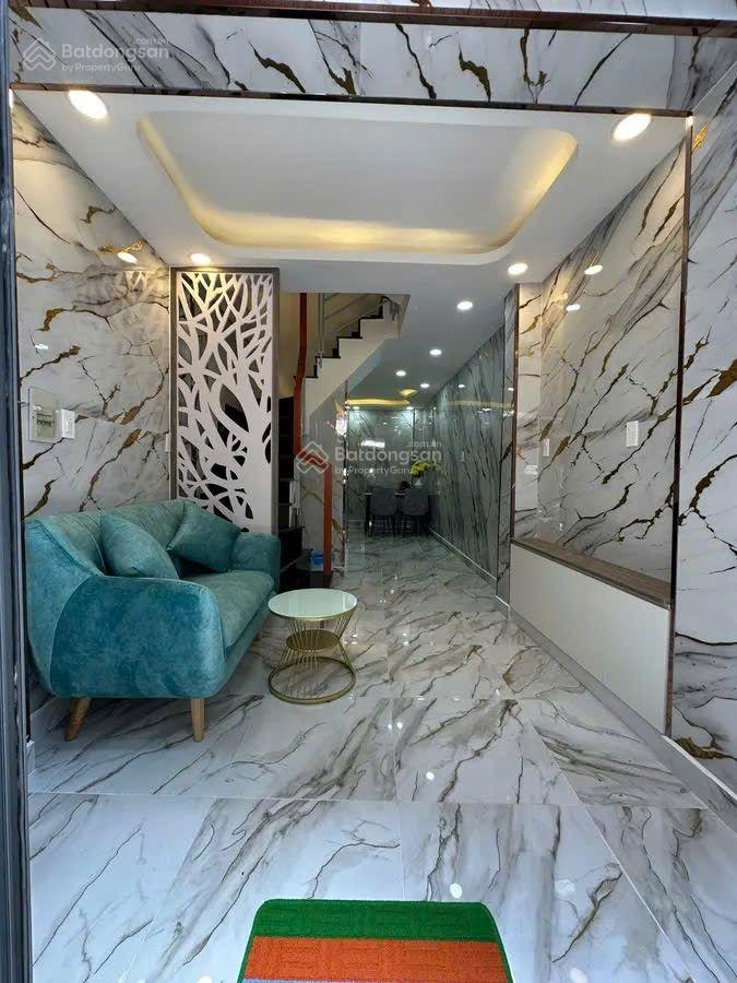 Chỉ 5.x tỷ mà doanh thu hơn 200tr/năm. Sát MT TRẦN BÌNH TRỌNG, Q.5 - 5 phòng. 4 tầng. Chỉ 5.x tỷ mà doanh thu hơn 200tr/năm. Sát MT TRẦN BÌNH TRỌNG, Q.5 - 5 phòng. 4 tầng.