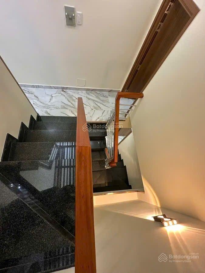 Chỉ 5.x tỷ mà doanh thu hơn 200tr/năm. Sát MT TRẦN BÌNH TRỌNG, Q.5 - 5 phòng. 4 tầng. Chỉ 5.x tỷ mà doanh thu hơn 200tr/năm. Sát MT TRẦN BÌNH TRỌNG, Q.5 - 5 phòng. 4 tầng.