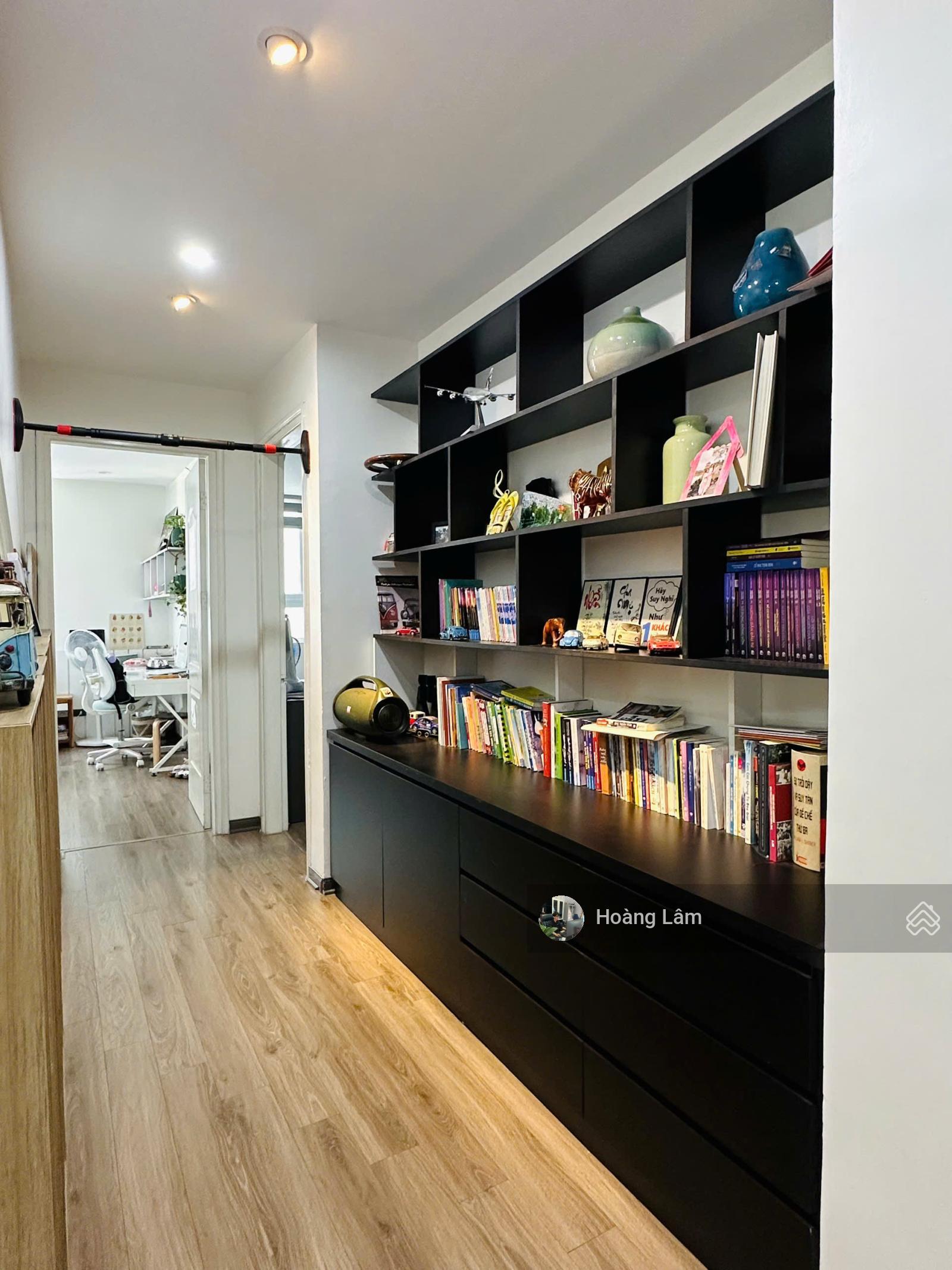 Mới. Chủ nhà là bạn thân tôi gửi tôi bán giùm căn hộ Vinaconex1 KDT 3N 10,2 tỷ. LH: 0971 461 ***