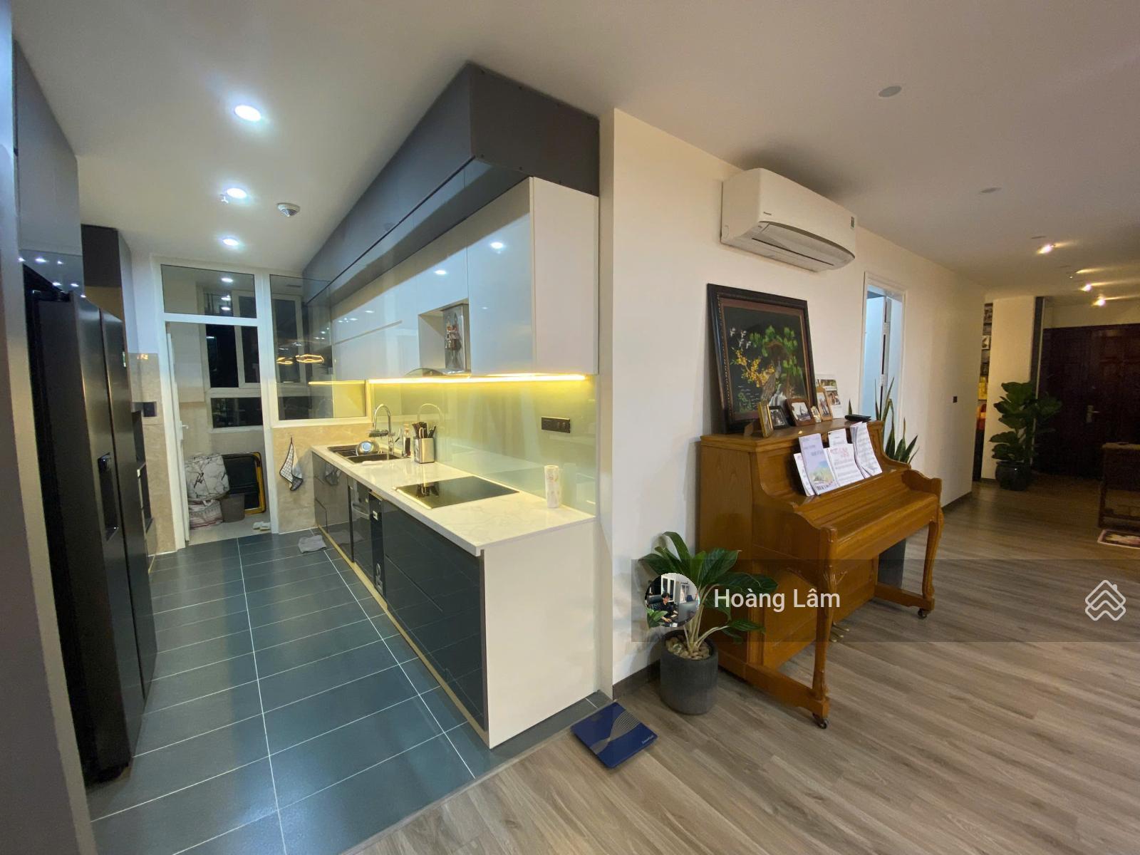 Mới. Chủ nhà là bạn thân tôi gửi tôi bán giùm căn hộ Vinaconex1 KDT 3N 10,2 tỷ. LH: 0971 461 ***