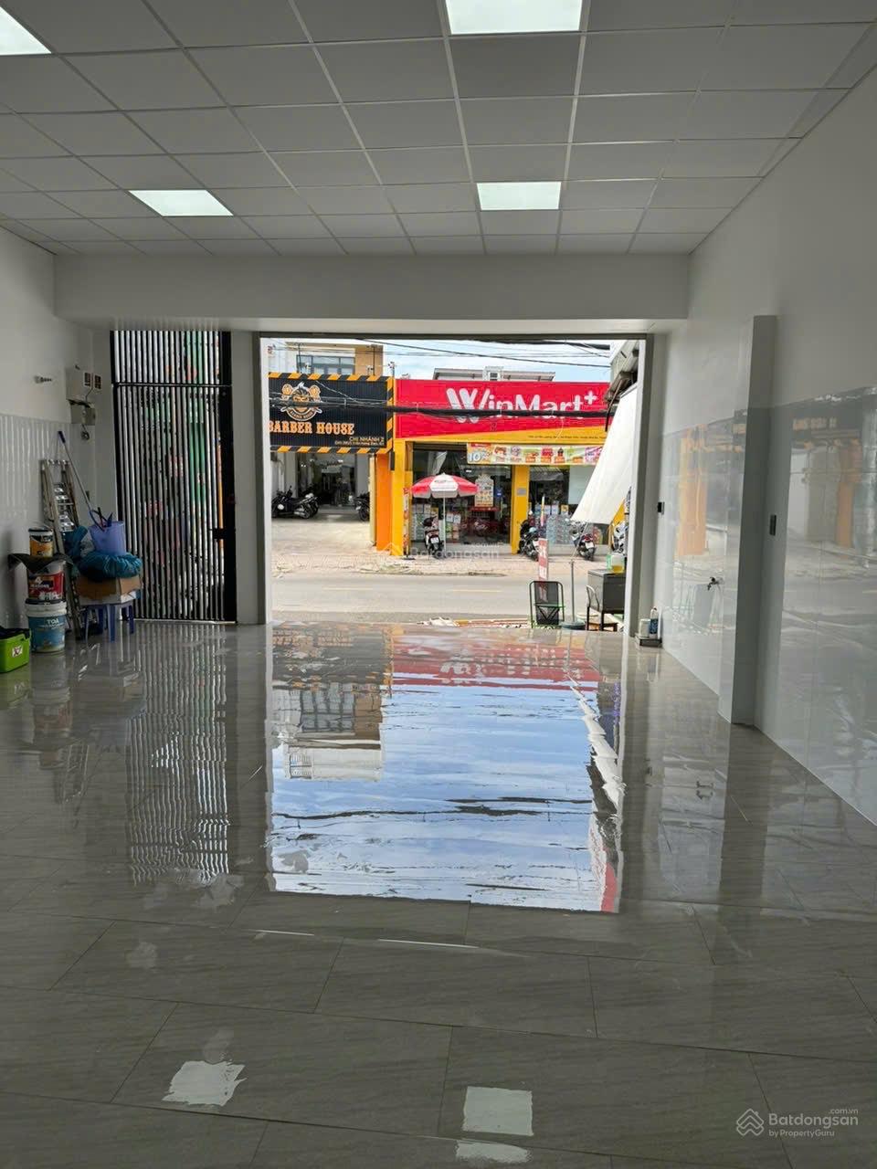 Cho thuê nhà mặt phố Lê Văn Lương giá 30 triệu, 300m2 phù hợp cho kinh doanh hoặc làm văn phòng