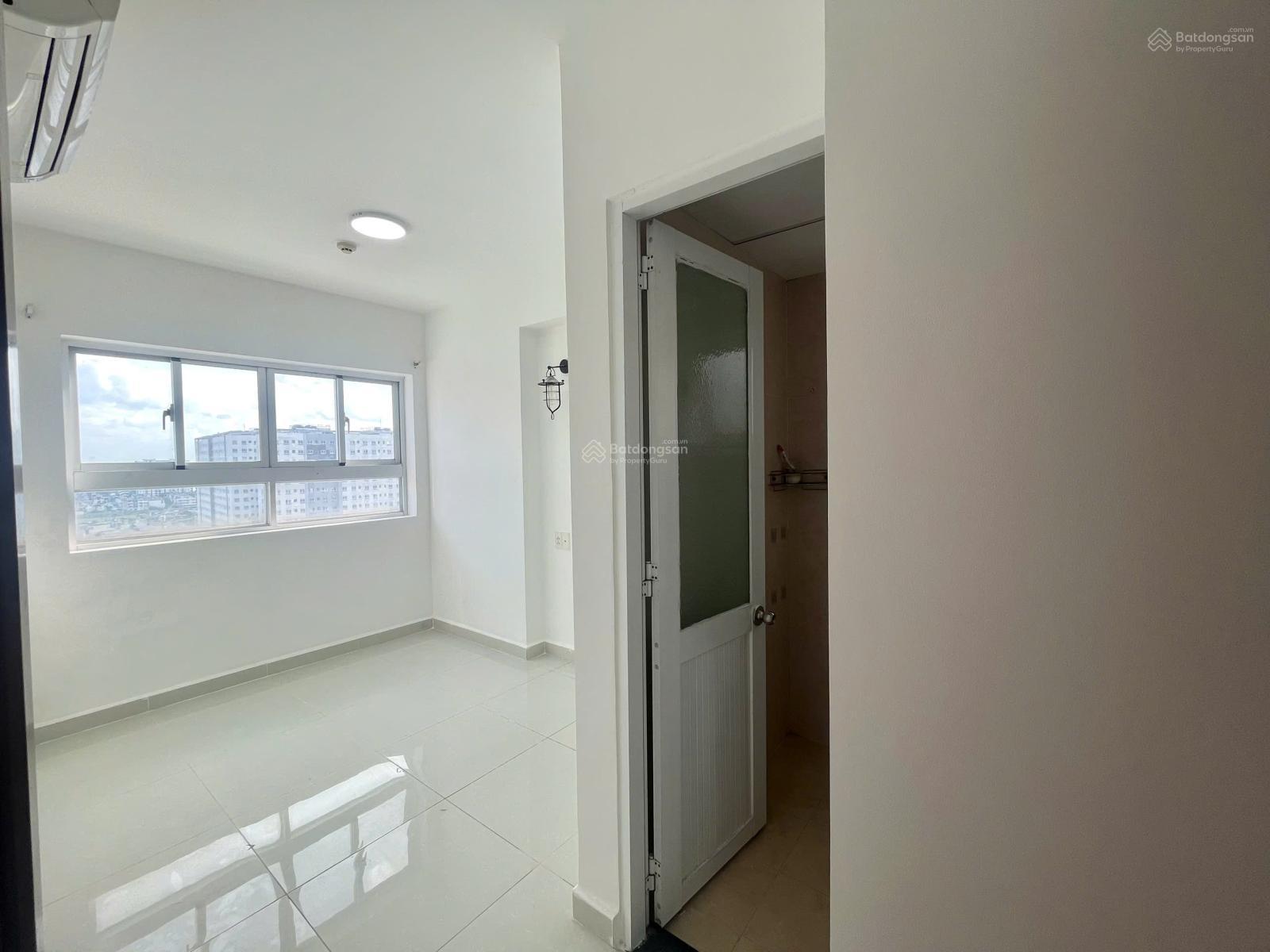 Cho thuê căn hộ 8x Plus, 2PN 2WC, nhà trống, tầng trung, view thoáng. Giá 7 tr/tháng