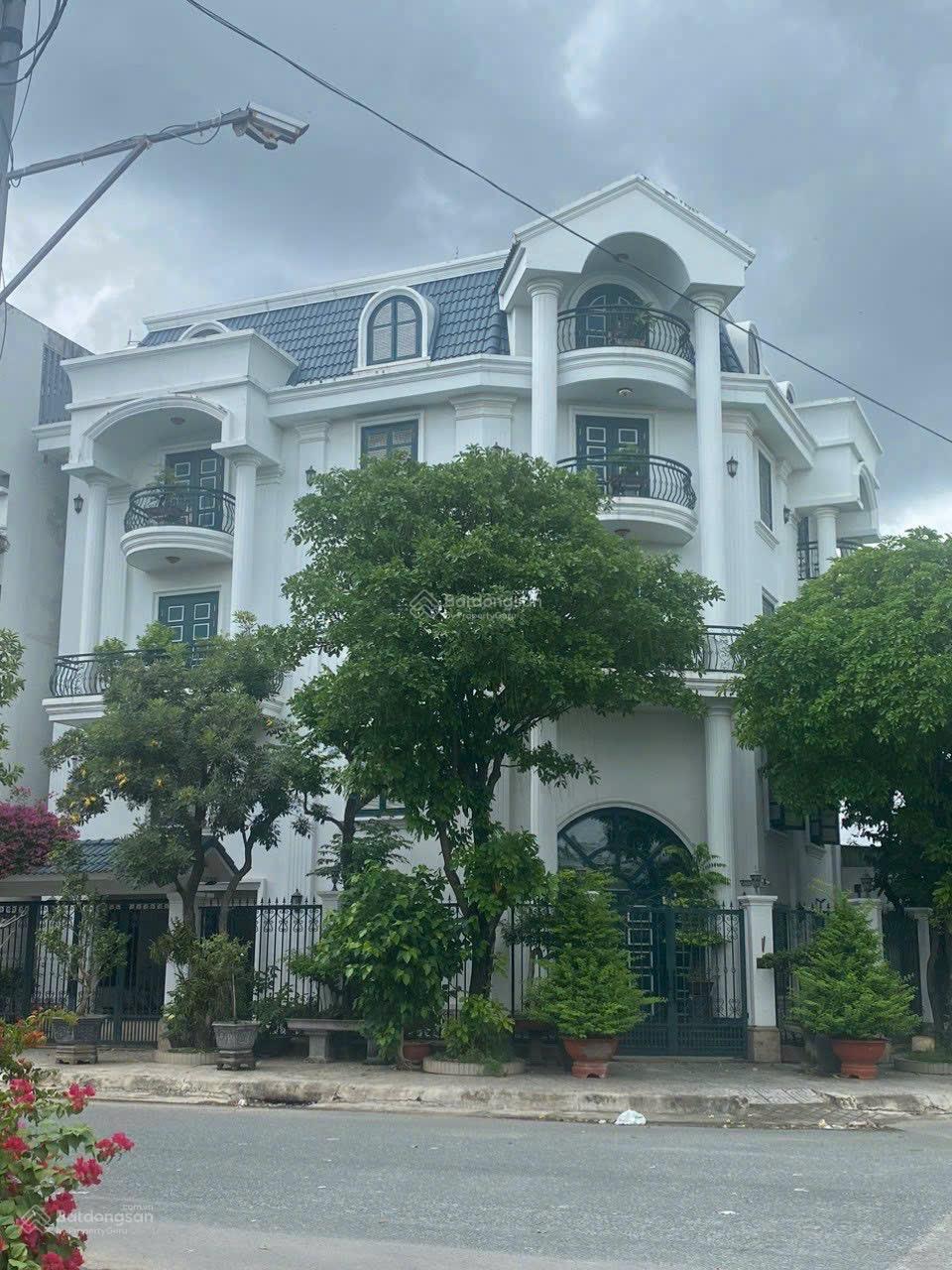 Căn biệt thự sang trọng - vị trí có 102 vip nhất khu bên sông - 238m2(14x17m) - 4 tầng - giá 43 tỷ