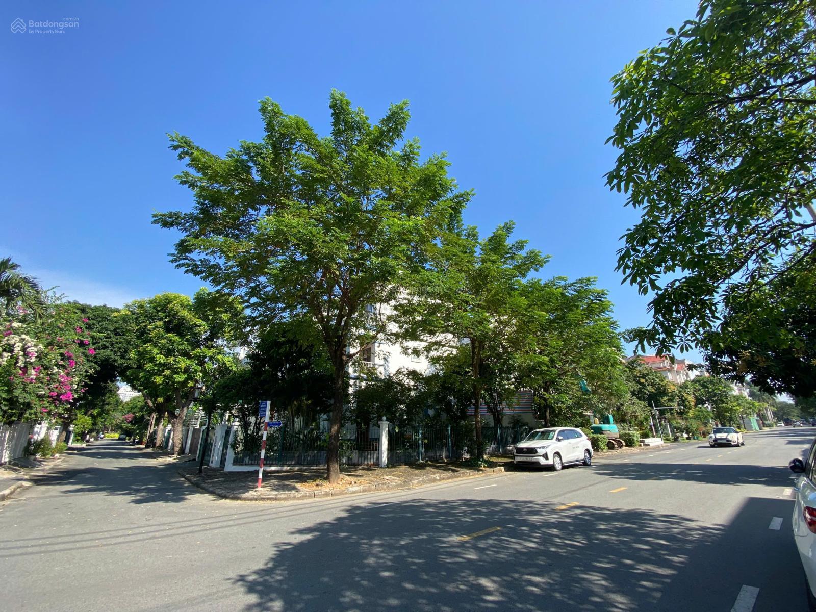 Cho thuê căn góc biệt thự đường lớn khu Phú Mỹ Hưng. DT: 11*18m. Nhà đầy đủ nội thất. Em Luân