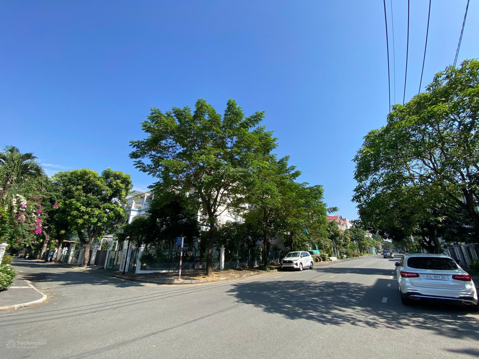 Cho thuê căn góc biệt thự đường lớn khu Phú Mỹ Hưng. DT: 11*18m. Nhà đầy đủ nội thất. Em Luân Cho thuê căn góc biệt thự đường lớn khu Phú Mỹ Hưng. DT: 11*18m. Nhà đầy đủ nội thất. Em Luân