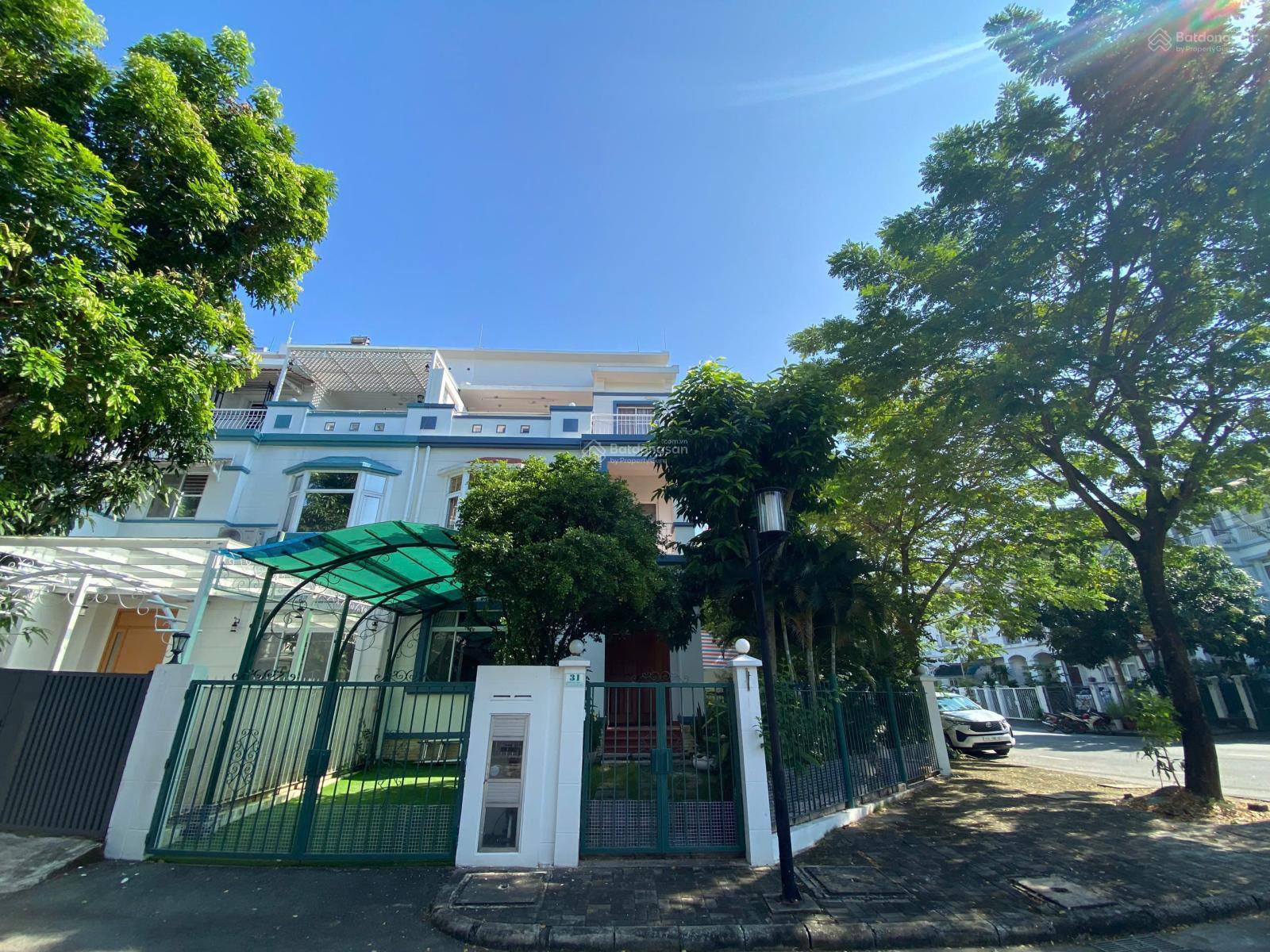 Cho thuê căn góc biệt thự đường lớn khu Phú Mỹ Hưng. DT: 11*18m. Nhà đầy đủ nội thất. Em Luân Cho thuê căn góc biệt thự đường lớn khu Phú Mỹ Hưng. DT: 11*18m. Nhà đầy đủ nội thất. Em Luân