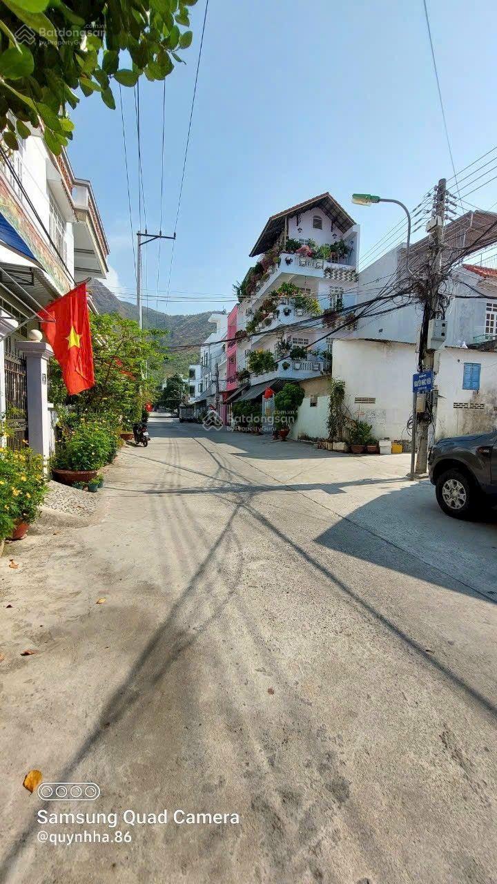 Mặt tiền rộng 12.3m, hướng Đông Nam, hẻm đường Điện Biên Phủ, phường Bắc Nha Trang. DT 301 m2