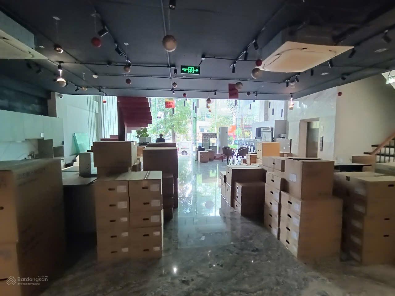 Cho thuê nhà mặt phố Lạc Long Quân - Xuân La - Tây Hồ - HN 180m2 5 tầng 1 hầm. MT 12m. Giá 170tr