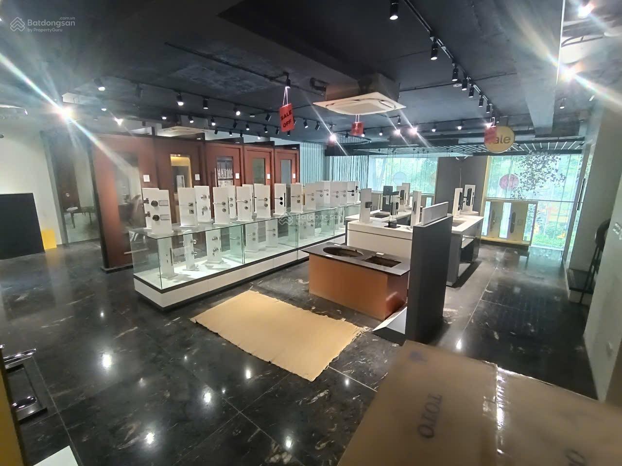 Cho thuê nhà mặt phố Lạc Long Quân - Xuân La - Tây Hồ - HN 180m2 5 tầng 1 hầm. MT 12m. Giá 170tr