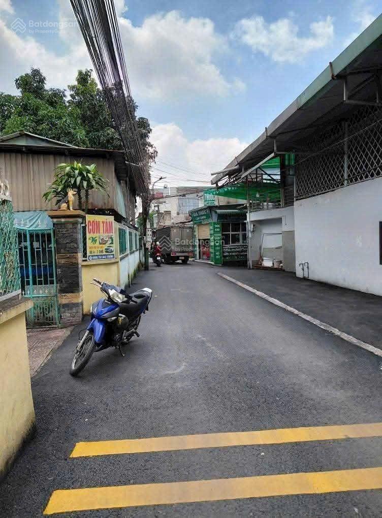 Thanh lý 1 kiot và 10PT thu nhập 14 triệu/tháng. Mặt tiền đường nhựa thông. DT 176m2. Giá 5tỷ390