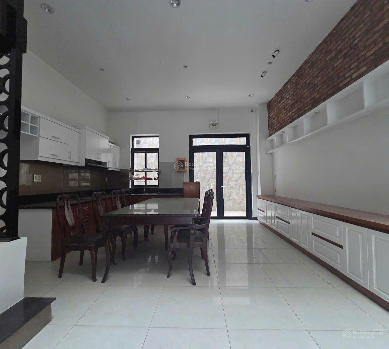 Khu Biệt Thự Víp DT: 5 X 20 TRỆT 3 LẦU Đường 10m 1 Trục Bờ Kè và Sát Mặt tiền Đường Nguyễn Oanh