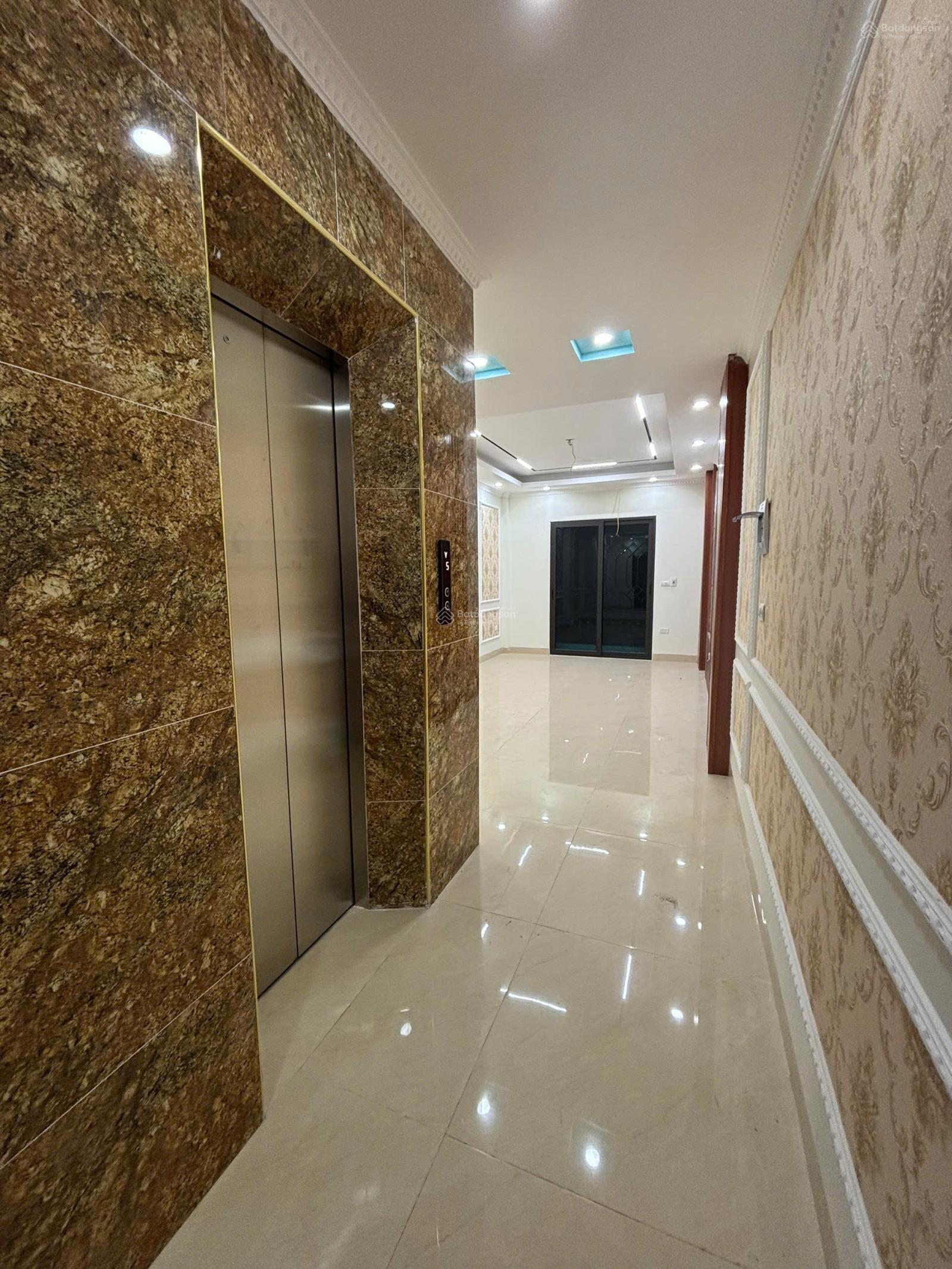 Gala ô tô thang máy nhỉnh 6 tỷ Hữu Hòa Thanh Trì Giá Hiếm lô góc kinh doanh thoải mái Mặt ngõ rộng