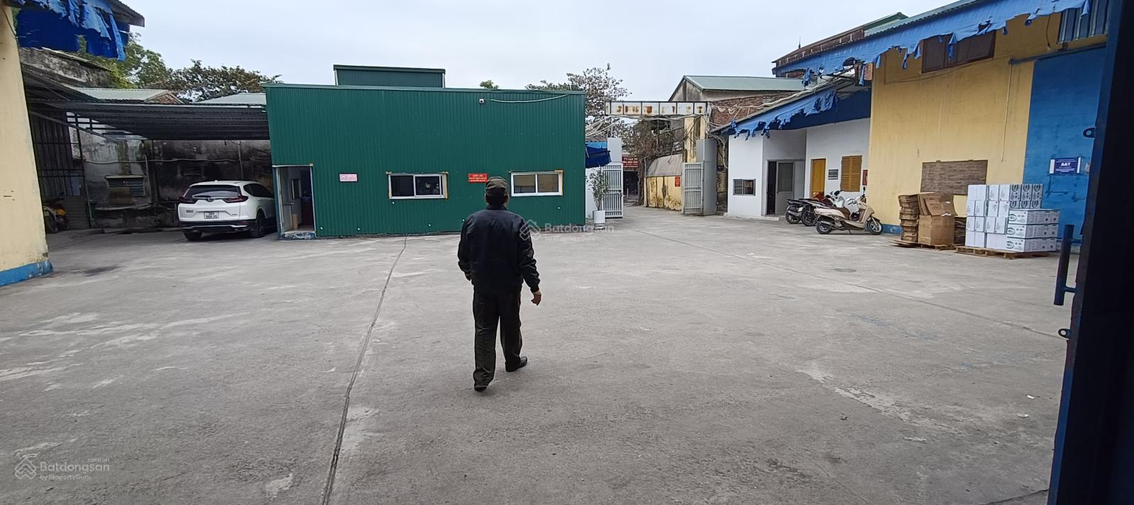 Cho thuê kho xưởng đường Lĩnh Nam, Hoàng Mai, DT 480m2, MT 16m, xuất VAT, xe công, bảo vệ gác cổng