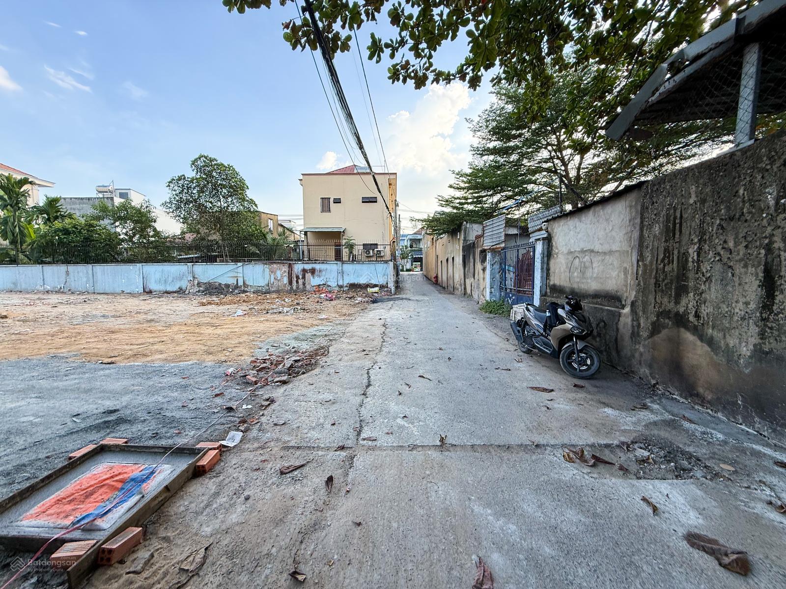 Hàng mới ra 3 lô đất sổ riêng thổ cư 100% vị trí 2 đường Nguyễn Tri Phương. Giá chỉ 2,65 tỷ/ lô