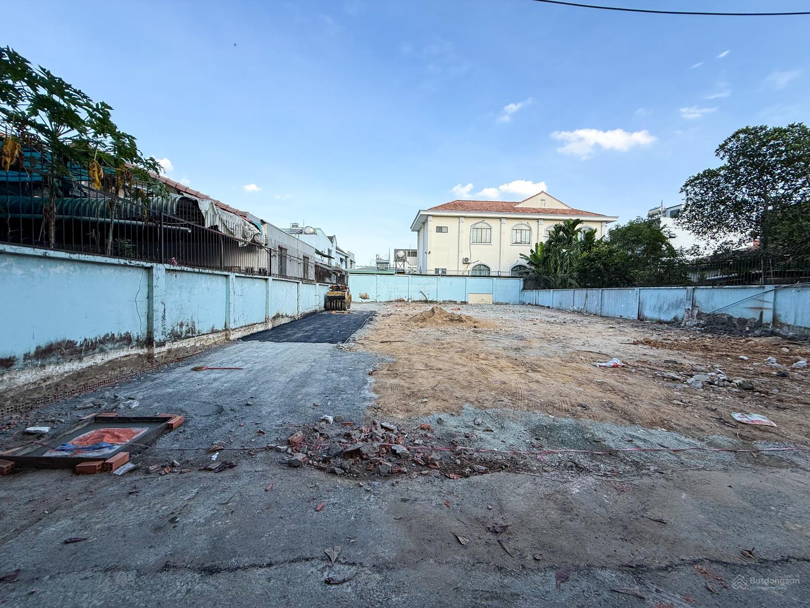 Hàng mới ra 3 lô đất sổ riêng thổ cư 100% vị trí 2 đường Nguyễn Tri Phương. Giá chỉ 2,65 tỷ/ lô