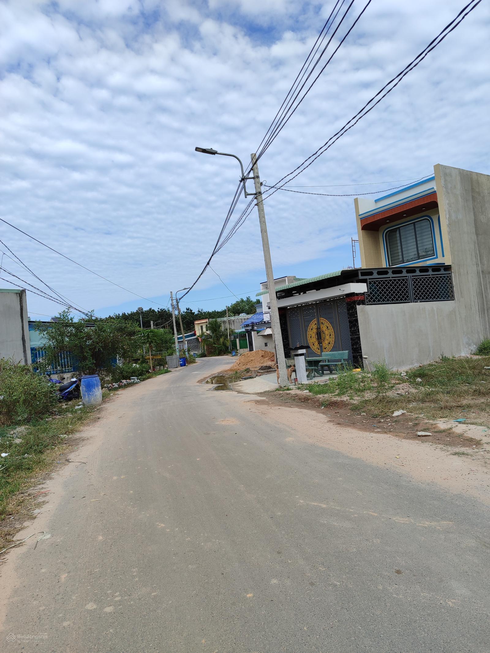 Lô góc đường nhựa, dt 257m, thổ cư 100m - giá 1 tỷ 650 triệu Lô góc đường nhựa, dt 257m, thổ cư 100m - giá 1 tỷ 650 triệu